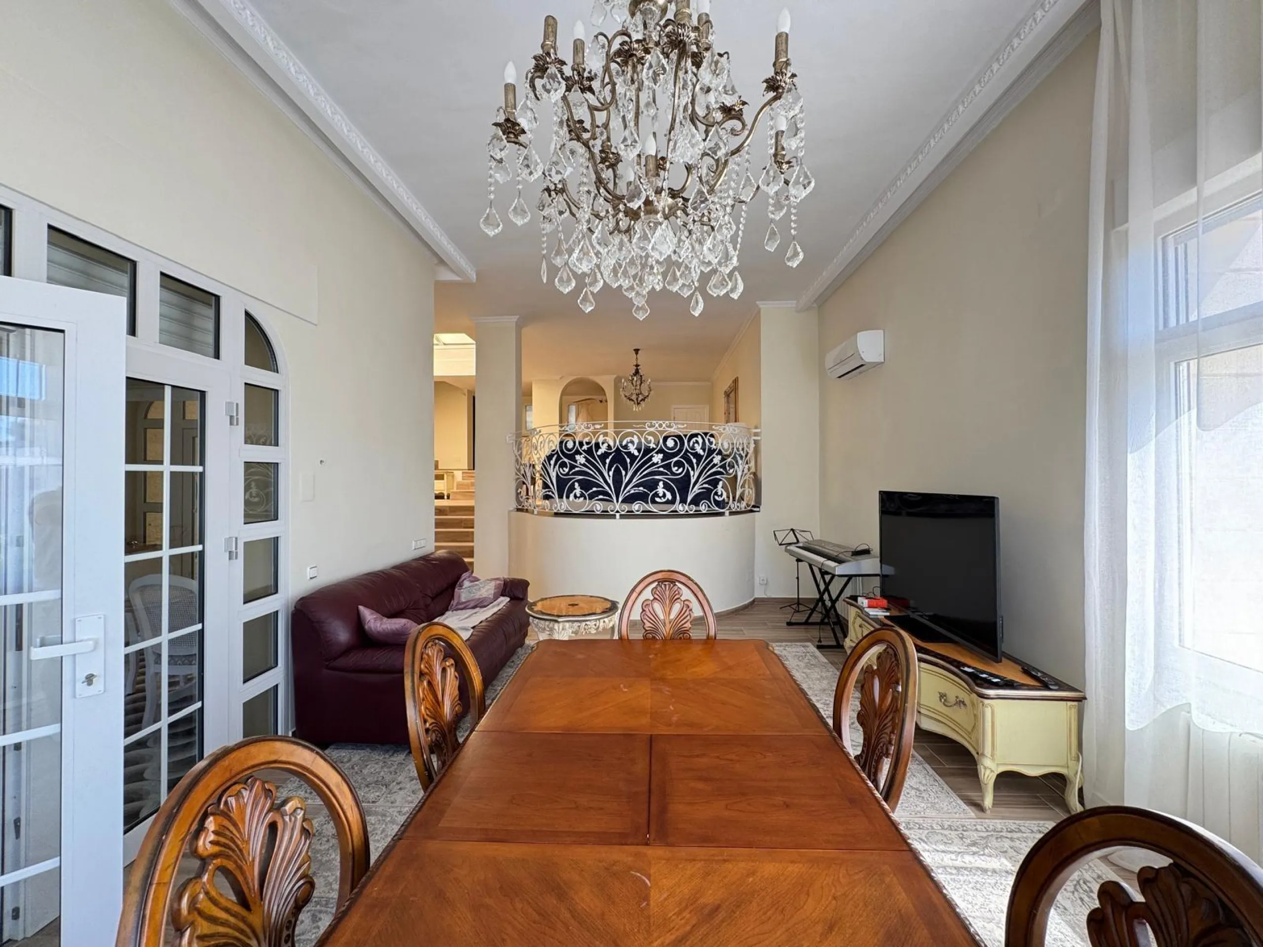 VILLA DE LIJO EN CAMPOAMOR CON 639 M2 DE CASA. PARCELA 800 M2. PISCINA PROPIA. 5 DORM. 4 BAÑOS. PLAYA A 650 METROS.
