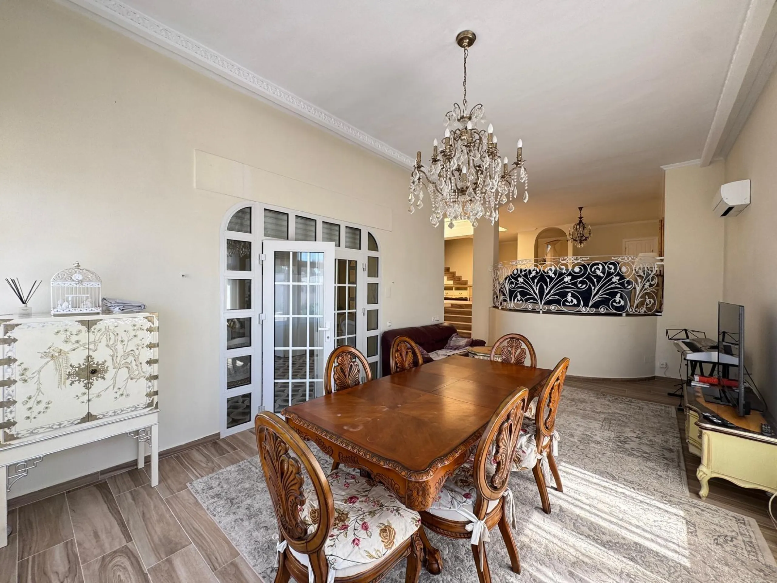 VILLA DE LIJO EN CAMPOAMOR CON 639 M2 DE CASA. PARCELA 800 M2. PISCINA PROPIA. 5 DORM. 4 BAÑOS. PLAYA A 650 METROS.