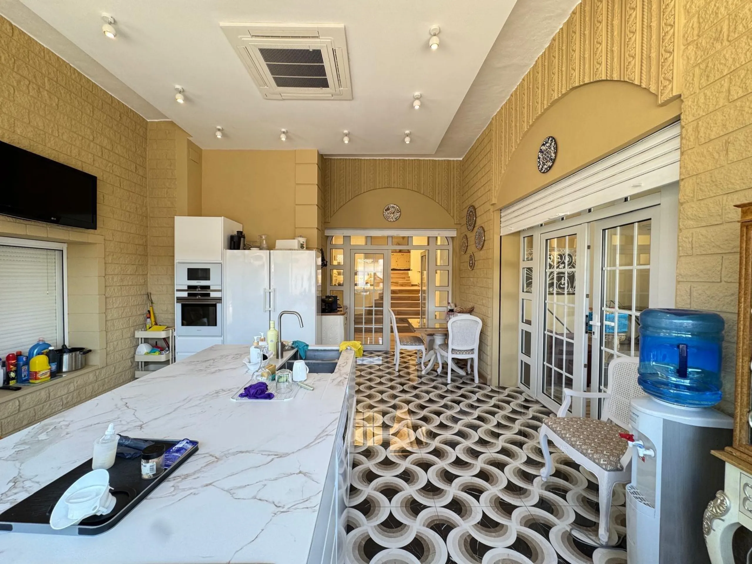 VILLA DE LIJO EN CAMPOAMOR CON 639 M2 DE CASA. PARCELA 800 M2. PISCINA PROPIA. 5 DORM. 4 BAÑOS. PLAYA A 650 METROS.