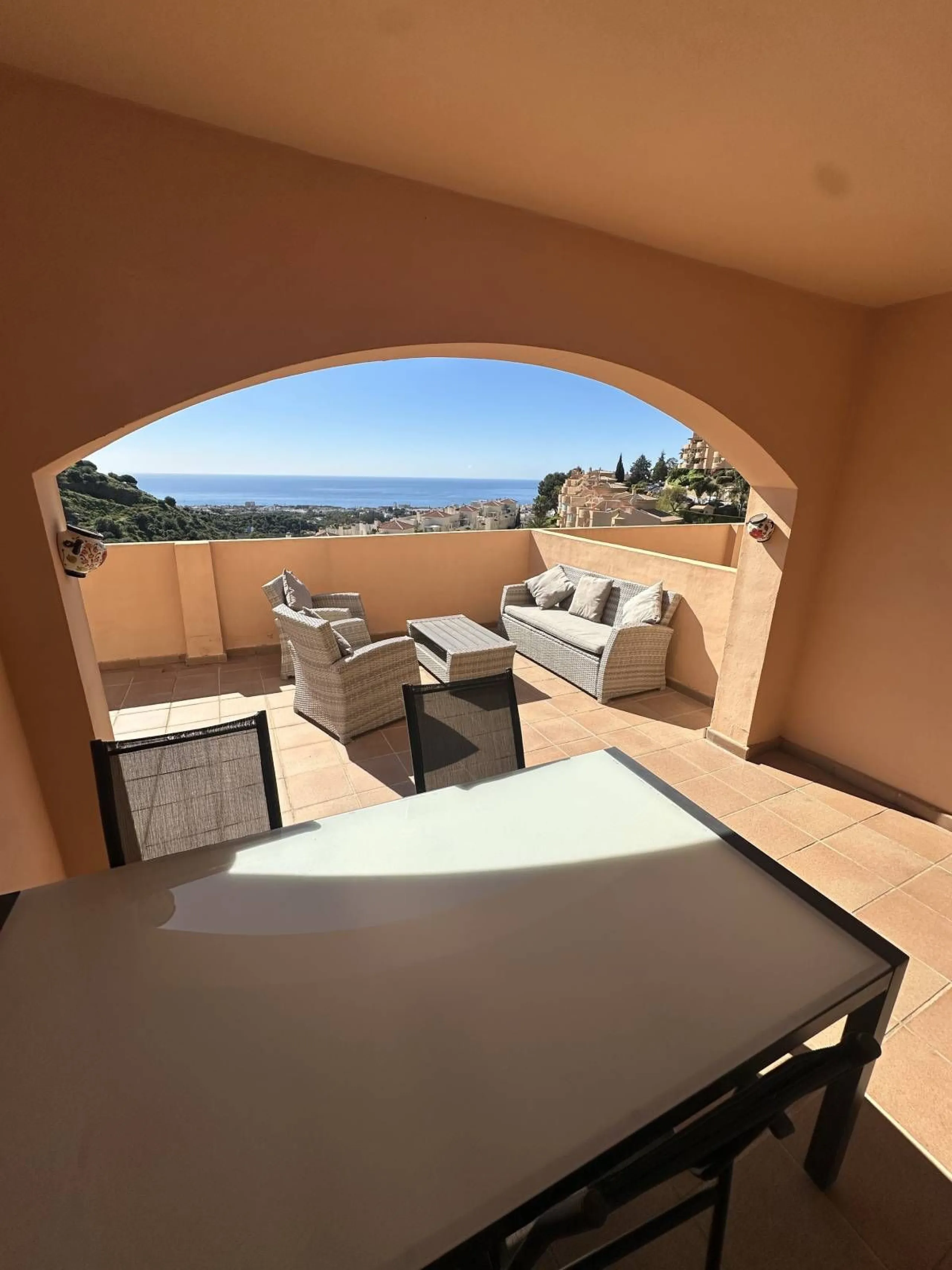 Atemberaubende 2-Zimmer-Wohnung mit Meerblick, privatem Tiefgaragenstellplatz und Abstellraum – Bellavista Hills 2, Calahonda – 349.000 €