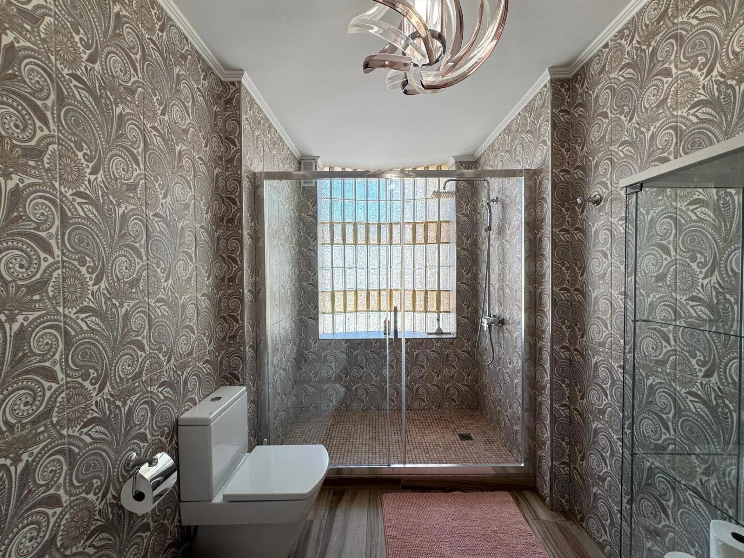 VILLA DE LIJO EN CAMPOAMOR CON 639 M2 DE CASA. PARCELA 800 M2. PISCINA PROPIA. 5 DORM. 4 BAÑOS. PLAYA A 650 METROS.