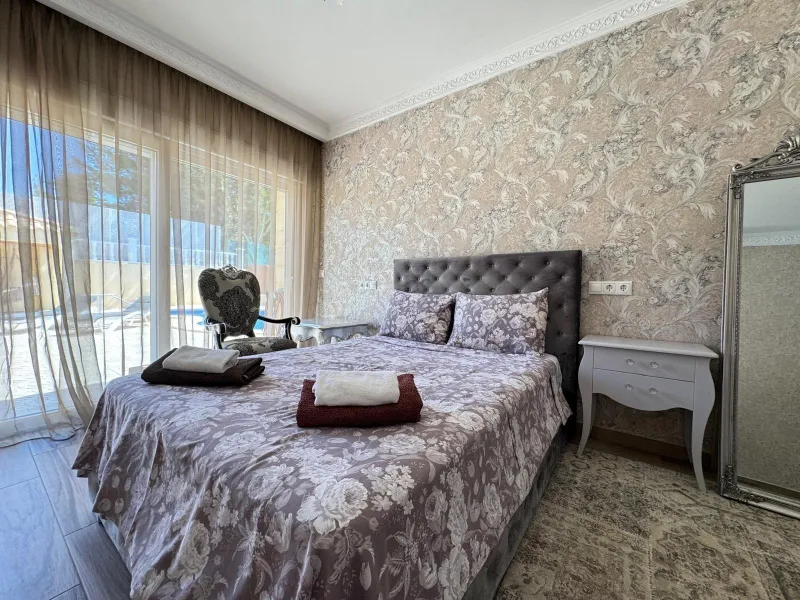 VILLA DE LIJO EN CAMPOAMOR CON 639 M2 DE CASA. PARCELA 800 M2. PISCINA PROPIA. 5 DORM. 4 BAÑOS. PLAYA A 650 METROS.