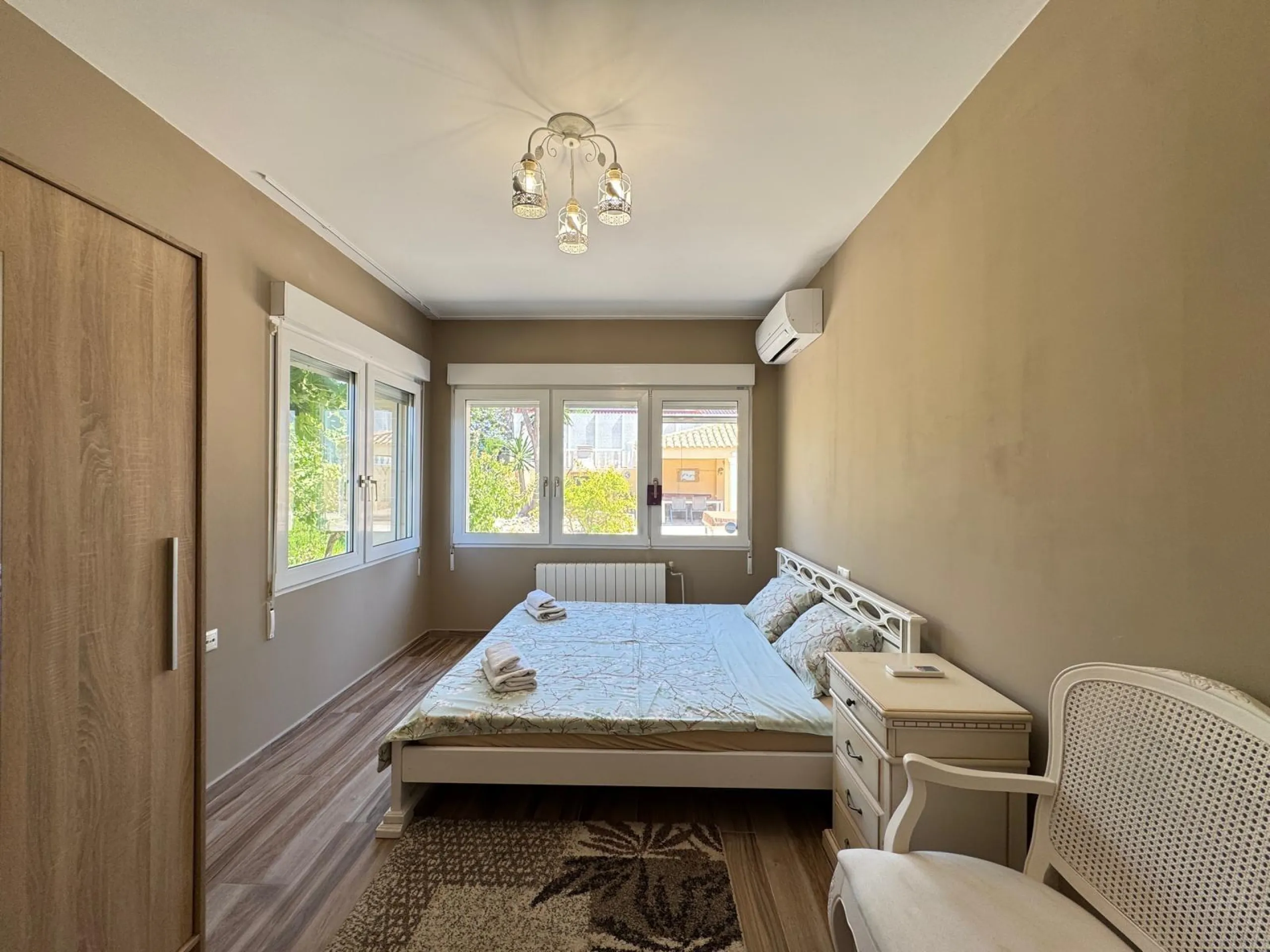 VILLA DE LIJO EN CAMPOAMOR CON 639 M2 DE CASA. PARCELA 800 M2. PISCINA PROPIA. 5 DORM. 4 BAÑOS. PLAYA A 650 METROS.