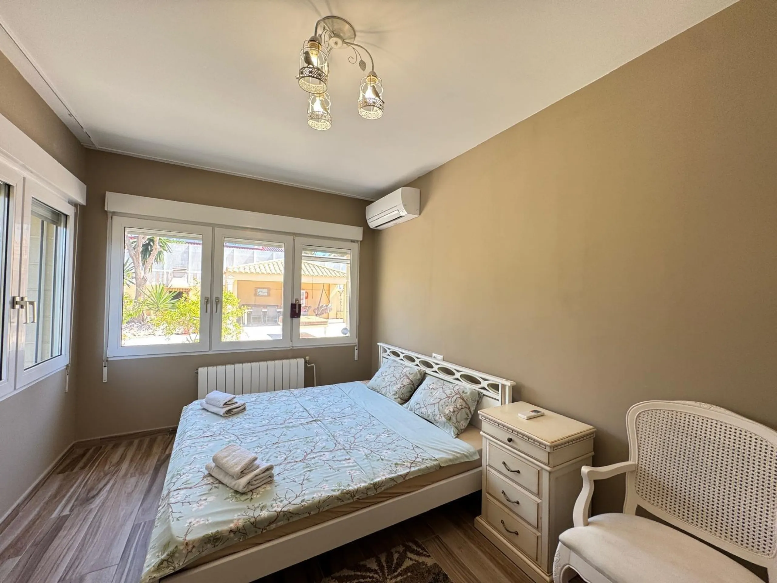 VILLA DE LIJO EN CAMPOAMOR CON 639 M2 DE CASA. PARCELA 800 M2. PISCINA PROPIA. 5 DORM. 4 BAÑOS. PLAYA A 650 METROS.