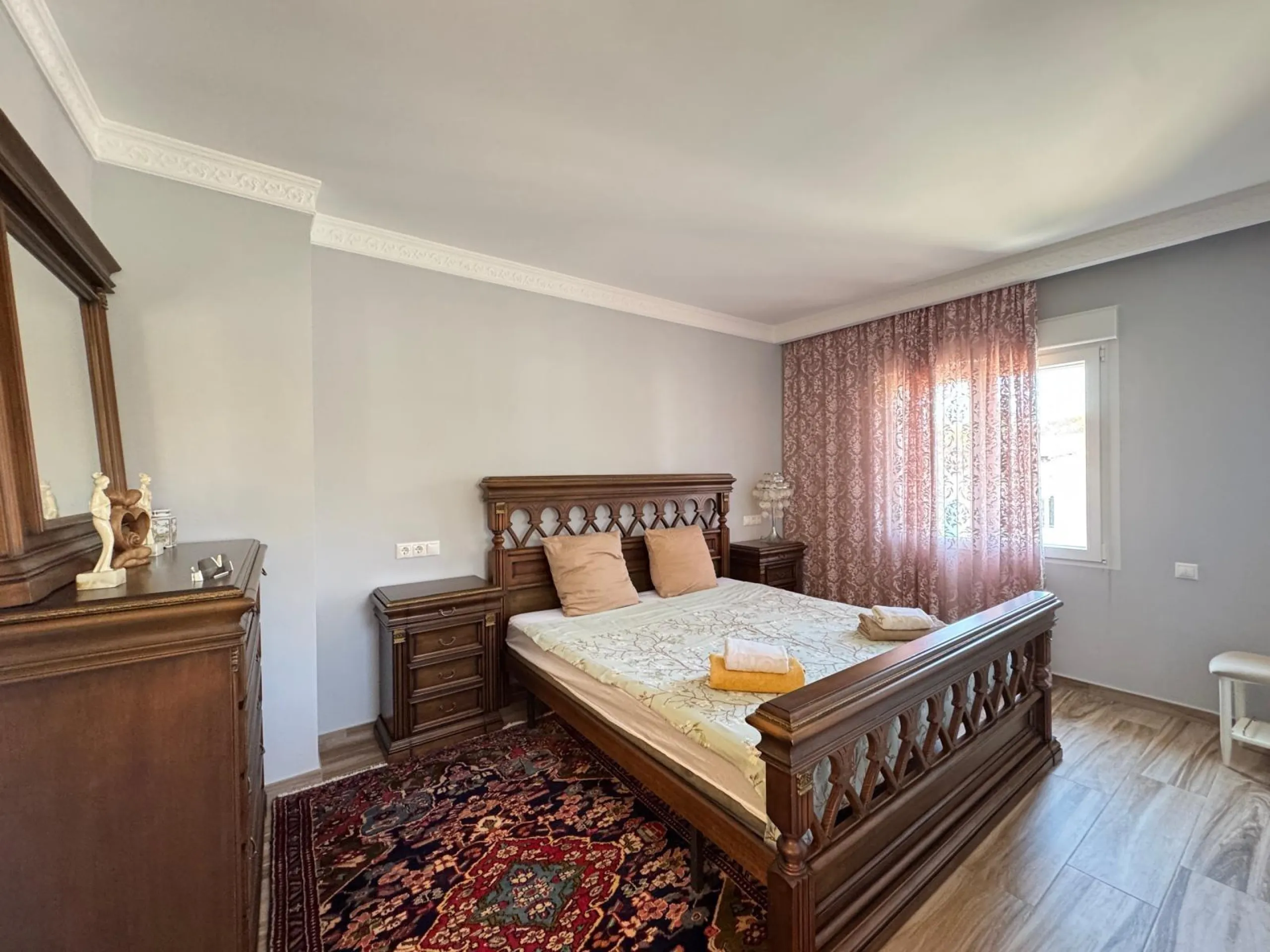 VILLA DE LIJO EN CAMPOAMOR CON 639 M2 DE CASA. PARCELA 800 M2. PISCINA PROPIA. 5 DORM. 4 BAÑOS. PLAYA A 650 METROS.