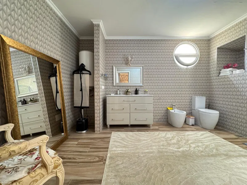 VILLA DE LIJO EN CAMPOAMOR CON 639 M2 DE CASA. PARCELA 800 M2. PISCINA PROPIA. 5 DORM. 4 BAÑOS. PLAYA A 650 METROS.
