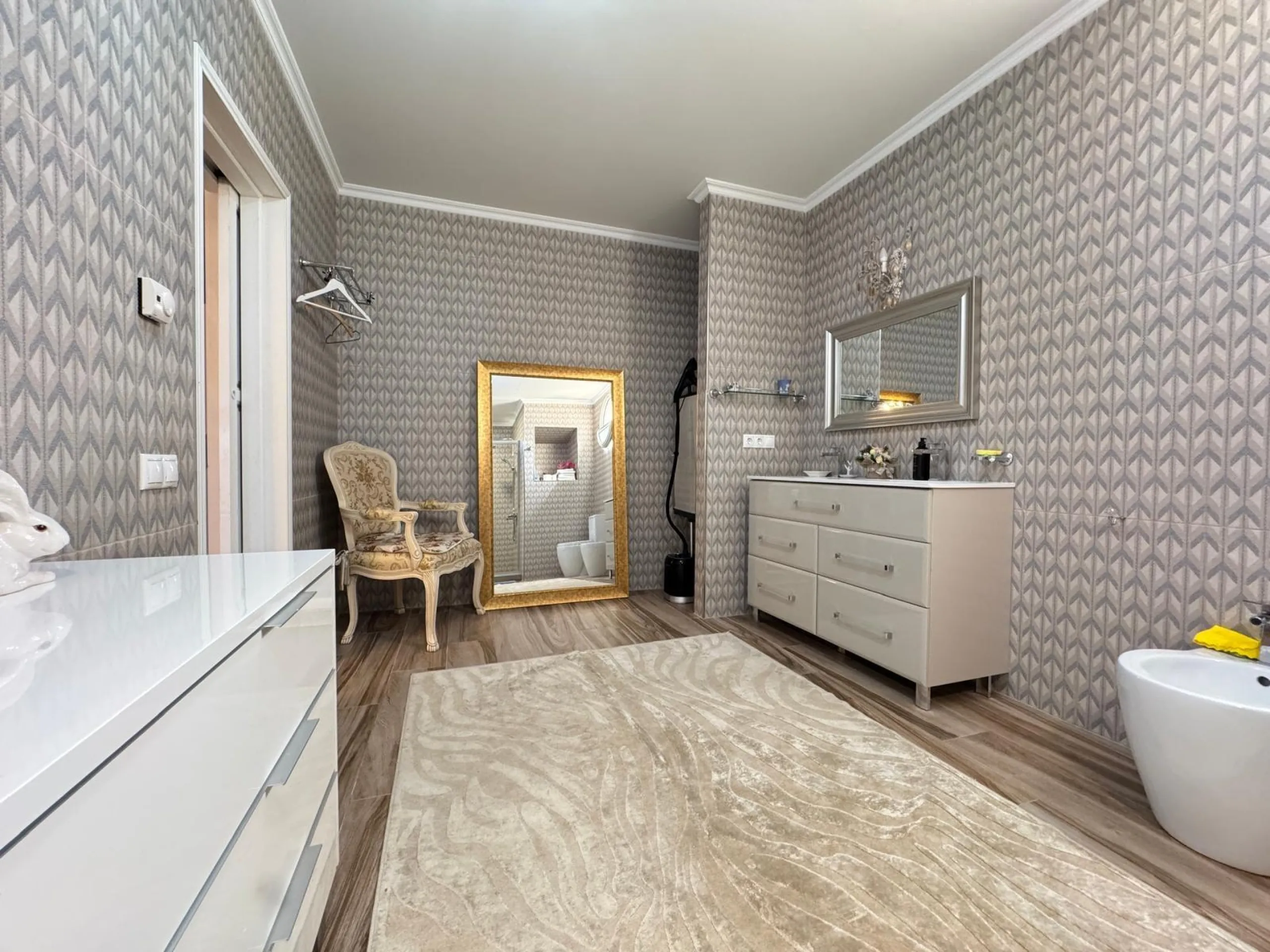 VILLA DE LIJO EN CAMPOAMOR CON 639 M2 DE CASA. PARCELA 800 M2. PISCINA PROPIA. 5 DORM. 4 BAÑOS. PLAYA A 650 METROS.