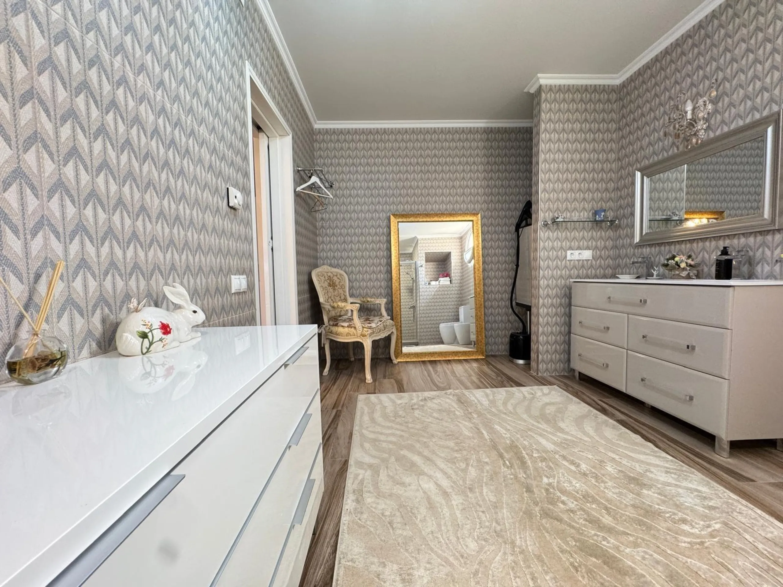 VILLA DE LIJO EN CAMPOAMOR CON 639 M2 DE CASA. PARCELA 800 M2. PISCINA PROPIA. 5 DORM. 4 BAÑOS. PLAYA A 650 METROS.