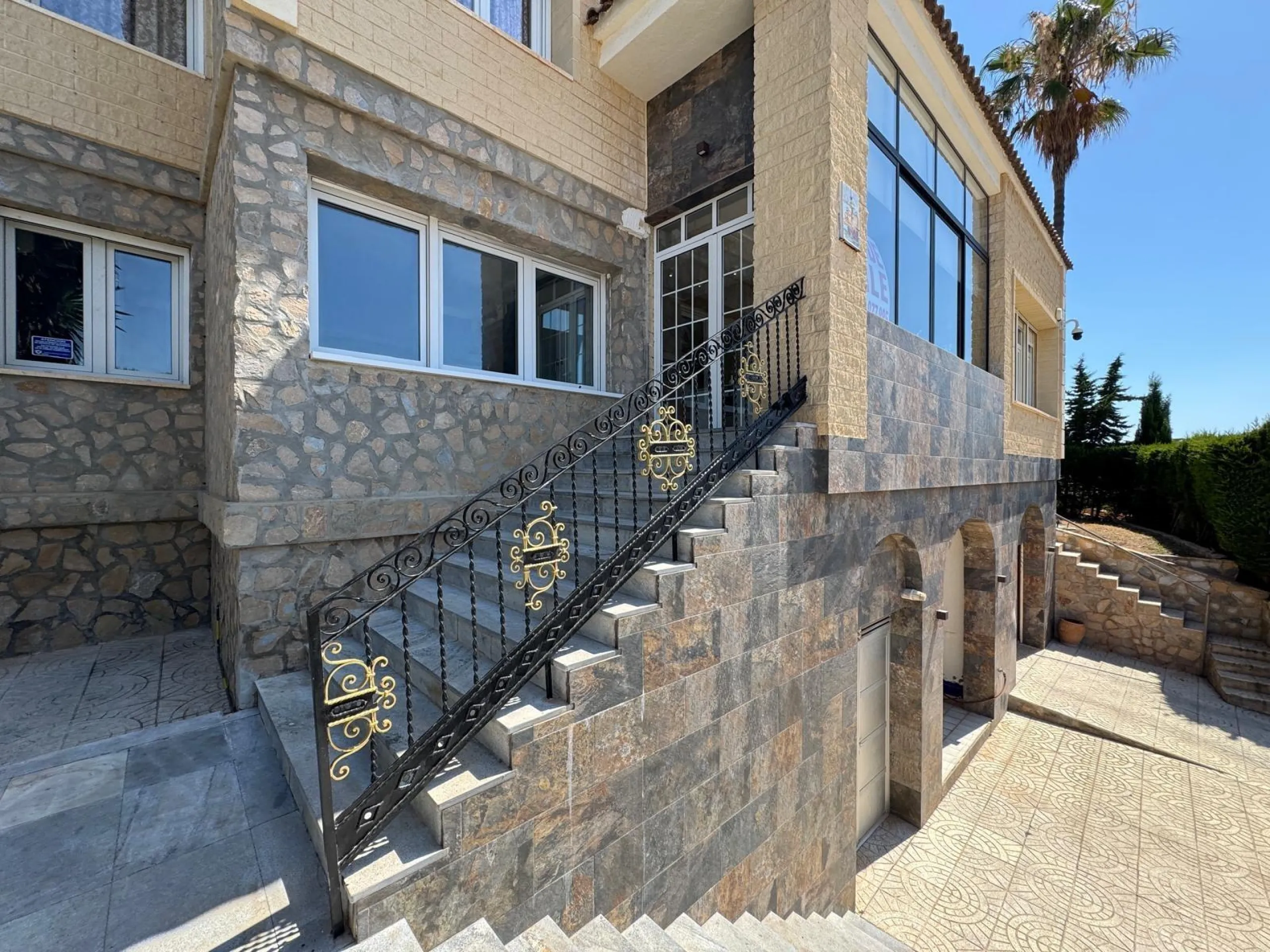 VILLA DE LIJO EN CAMPOAMOR CON 639 M2 DE CASA. PARCELA 800 M2. PISCINA PROPIA. 5 DORM. 4 BAÑOS. PLAYA A 650 METROS.