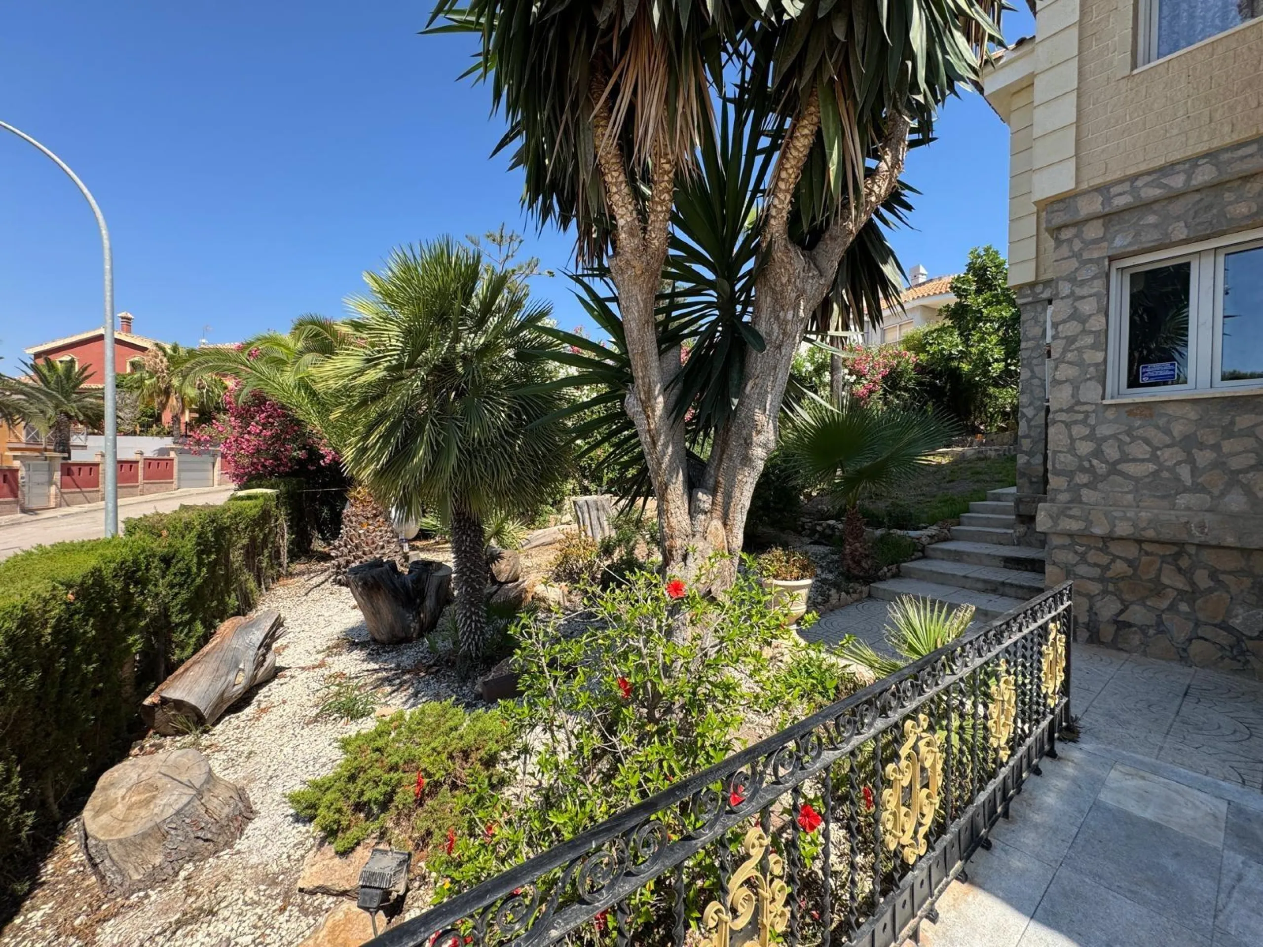 VILLA DE LIJO EN CAMPOAMOR CON 639 M2 DE CASA. PARCELA 800 M2. PISCINA PROPIA. 5 DORM. 4 BAÑOS. PLAYA A 650 METROS.