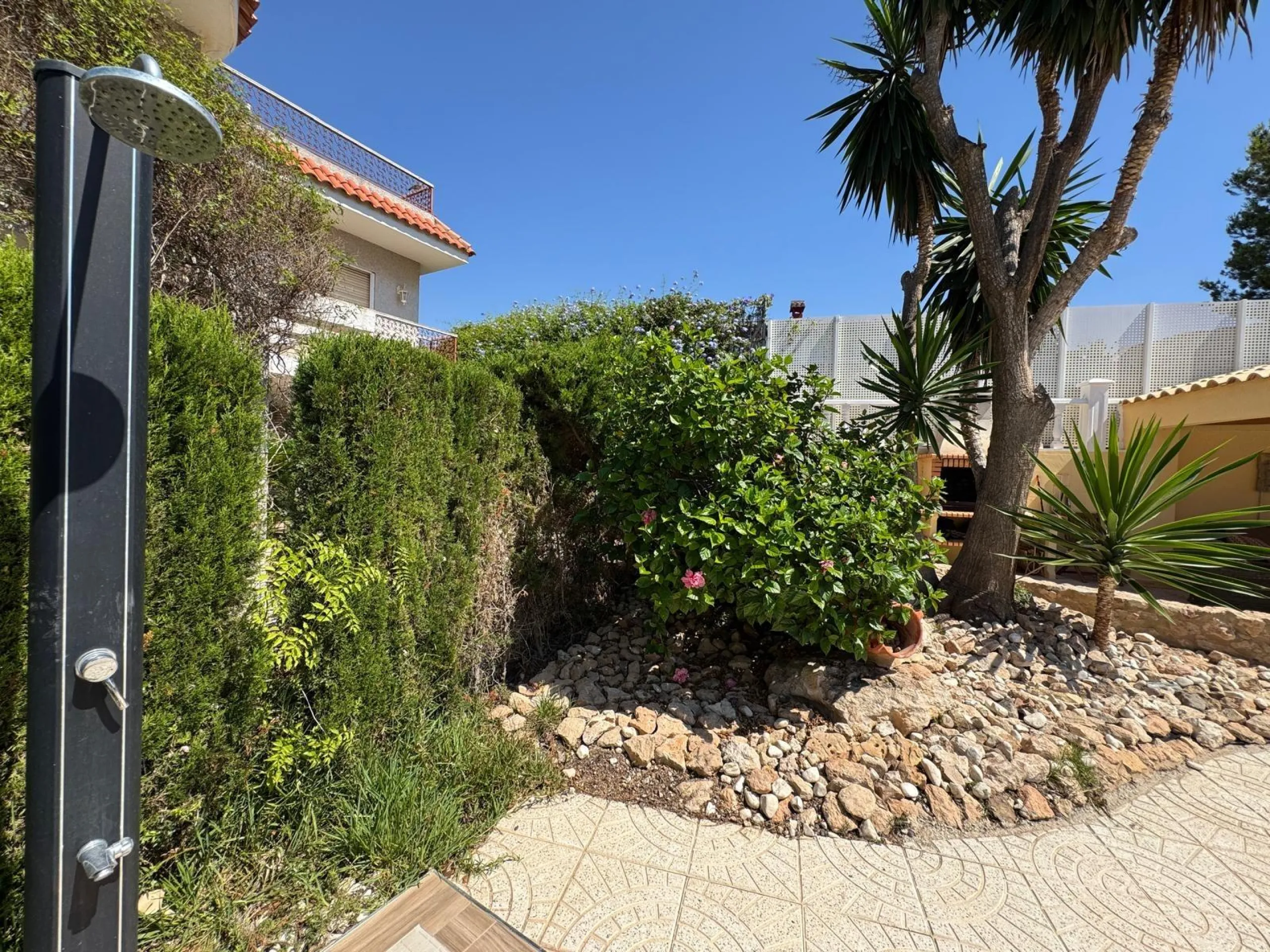 VILLA DE LIJO EN CAMPOAMOR CON 639 M2 DE CASA. PARCELA 800 M2. PISCINA PROPIA. 5 DORM. 4 BAÑOS. PLAYA A 650 METROS.