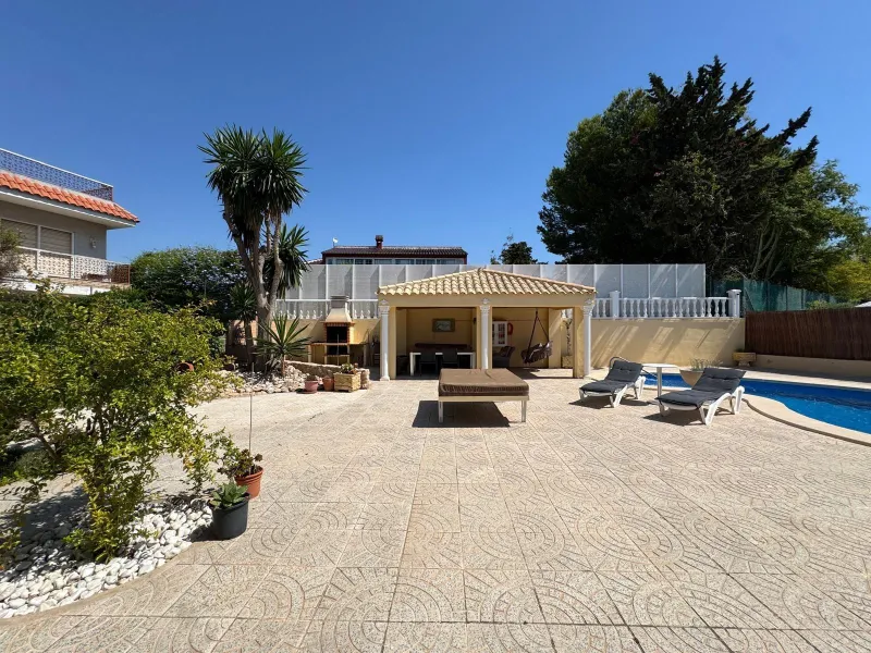 VILLA DE LIJO EN CAMPOAMOR CON 639 M2 DE CASA. PARCELA 800 M2. PISCINA PROPIA. 5 DORM. 4 BAÑOS. PLAYA A 650 METROS.