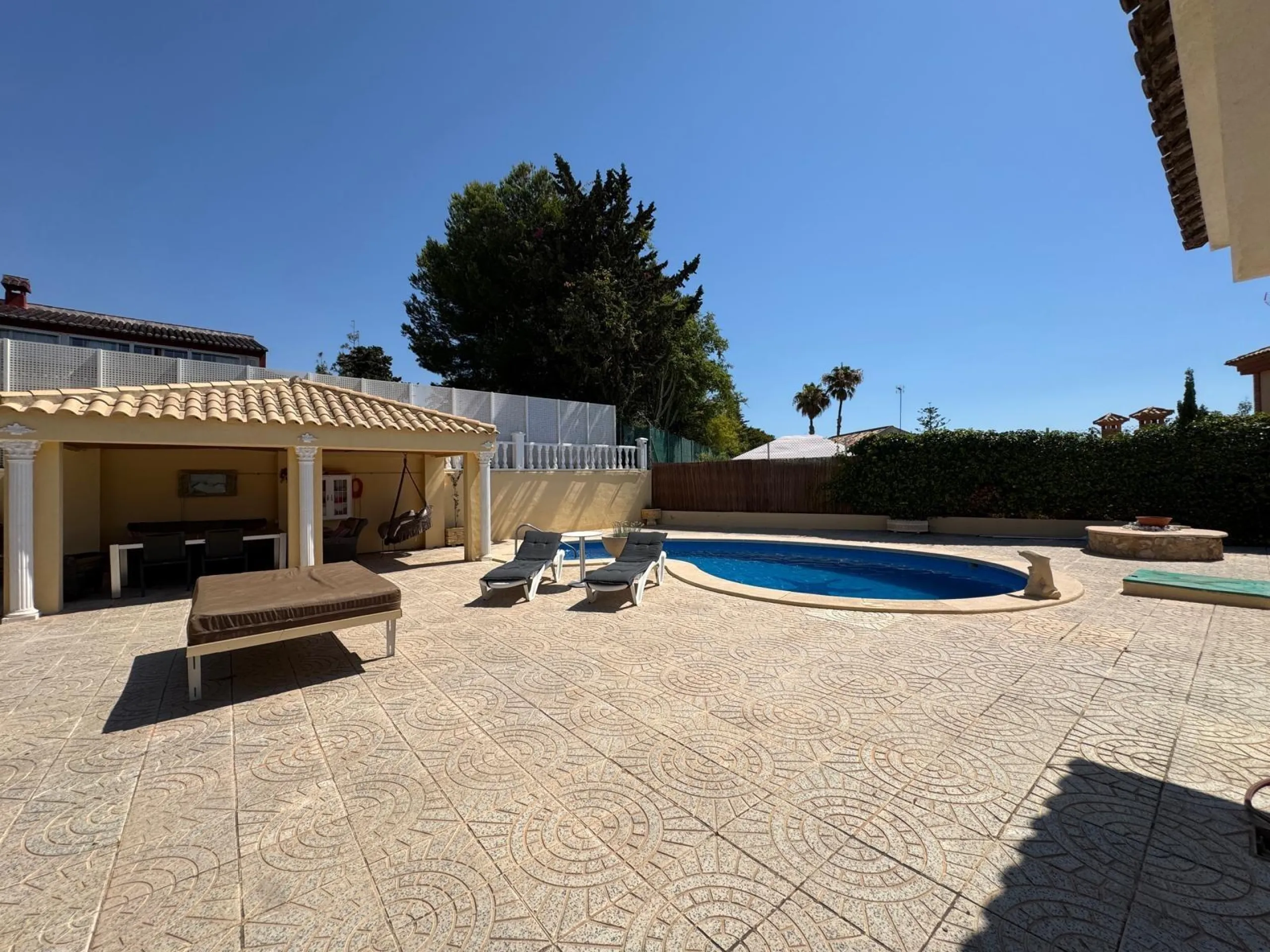 VILLA DE LIJO EN CAMPOAMOR CON 639 M2 DE CASA. PARCELA 800 M2. PISCINA PROPIA. 5 DORM. 4 BAÑOS. PLAYA A 650 METROS.
