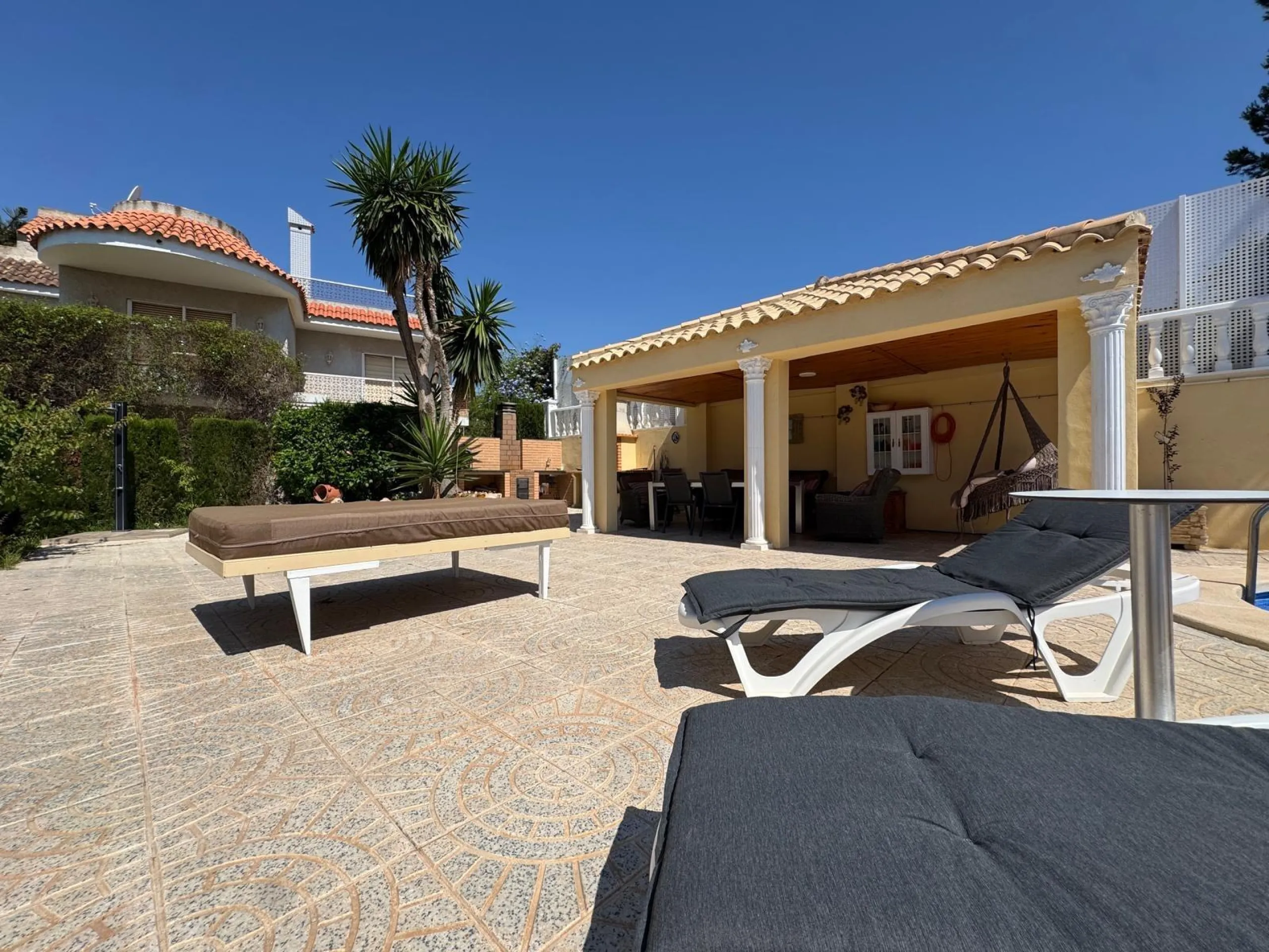 VILLA DE LIJO EN CAMPOAMOR CON 639 M2 DE CASA. PARCELA 800 M2. PISCINA PROPIA. 5 DORM. 4 BAÑOS. PLAYA A 650 METROS.