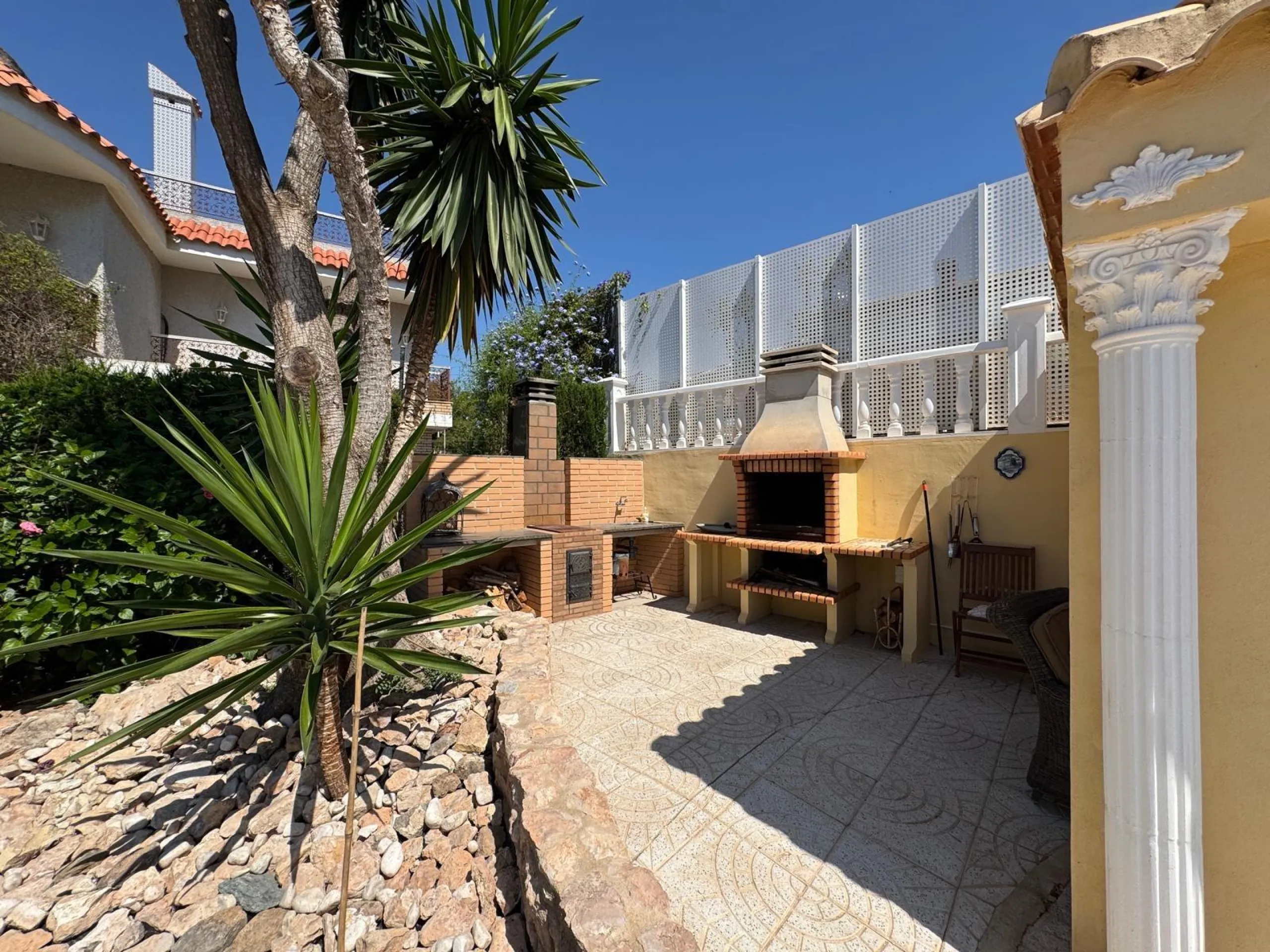VILLA DE LIJO EN CAMPOAMOR CON 639 M2 DE CASA. PARCELA 800 M2. PISCINA PROPIA. 5 DORM. 4 BAÑOS. PLAYA A 650 METROS.