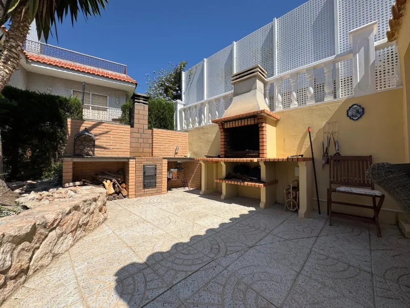 VILLA DE LIJO EN CAMPOAMOR CON 639 M2 DE CASA. PARCELA 800 M2. PISCINA PROPIA. 5 DORM. 4 BAÑOS. PLAYA A 650 METROS.