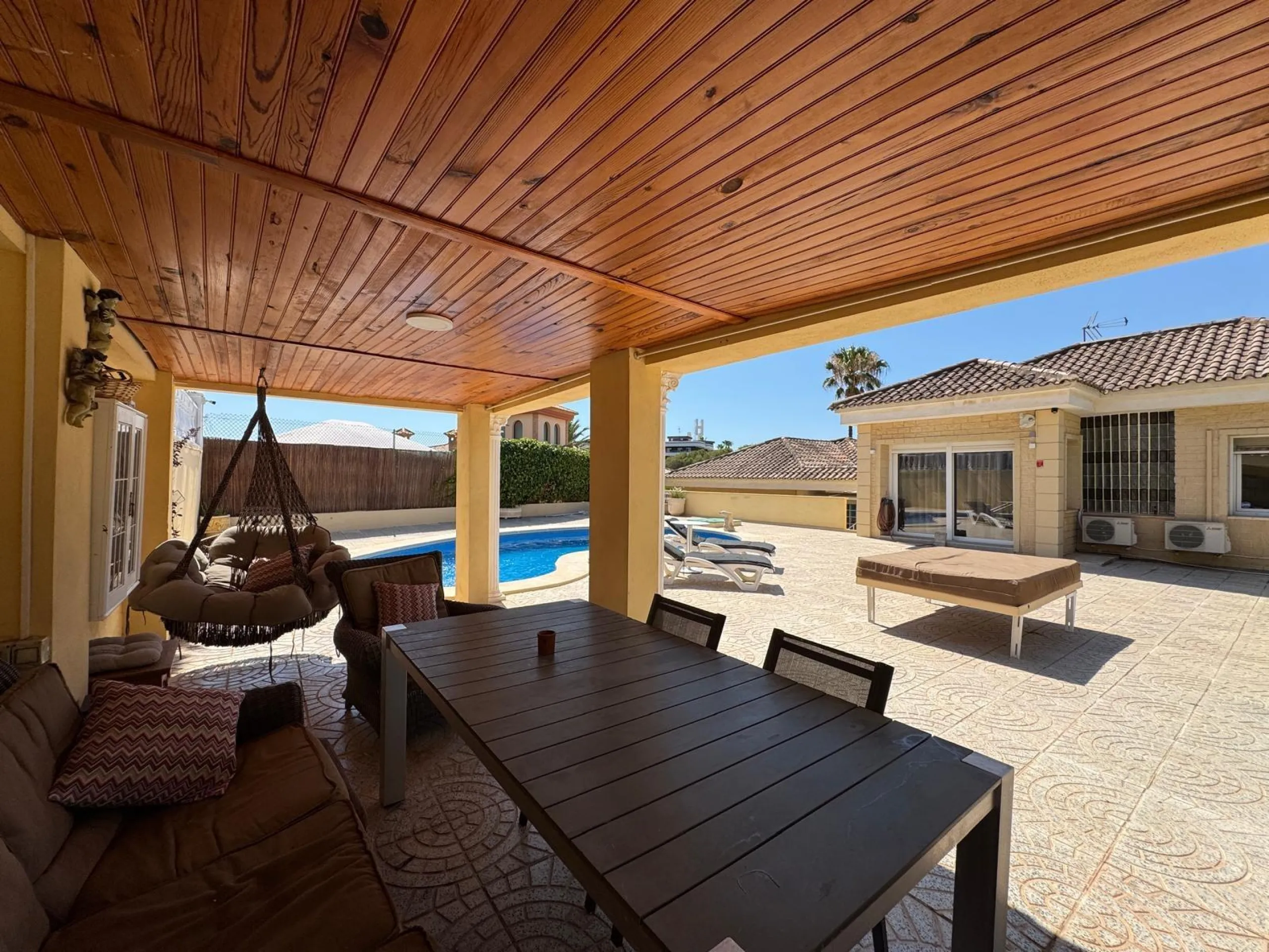 VILLA DE LIJO EN CAMPOAMOR CON 639 M2 DE CASA. PARCELA 800 M2. PISCINA PROPIA. 5 DORM. 4 BAÑOS. PLAYA A 650 METROS.