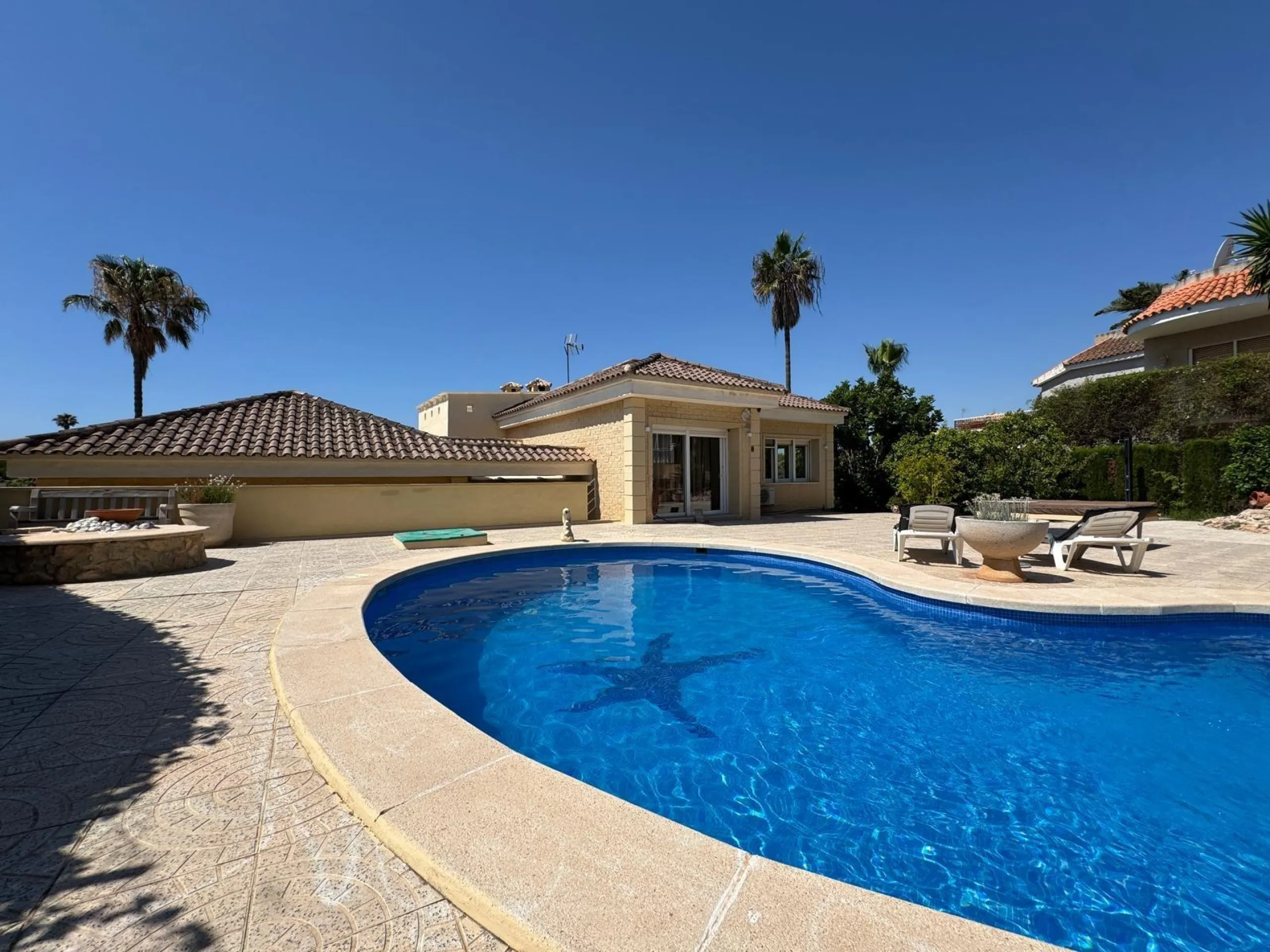 VILLA DE LIJO EN CAMPOAMOR CON 639 M2 DE CASA. PARCELA 800 M2. PISCINA PROPIA. 5 DORM. 4 BAÑOS. PLAYA A 650 METROS.