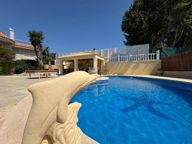VILLA DE LIJO EN CAMPOAMOR CON 639 M2 DE CASA. PARCELA 800 M2. PISCINA PROPIA. 5 DORM. 4 BAÑOS. PLAYA A 650 METROS.