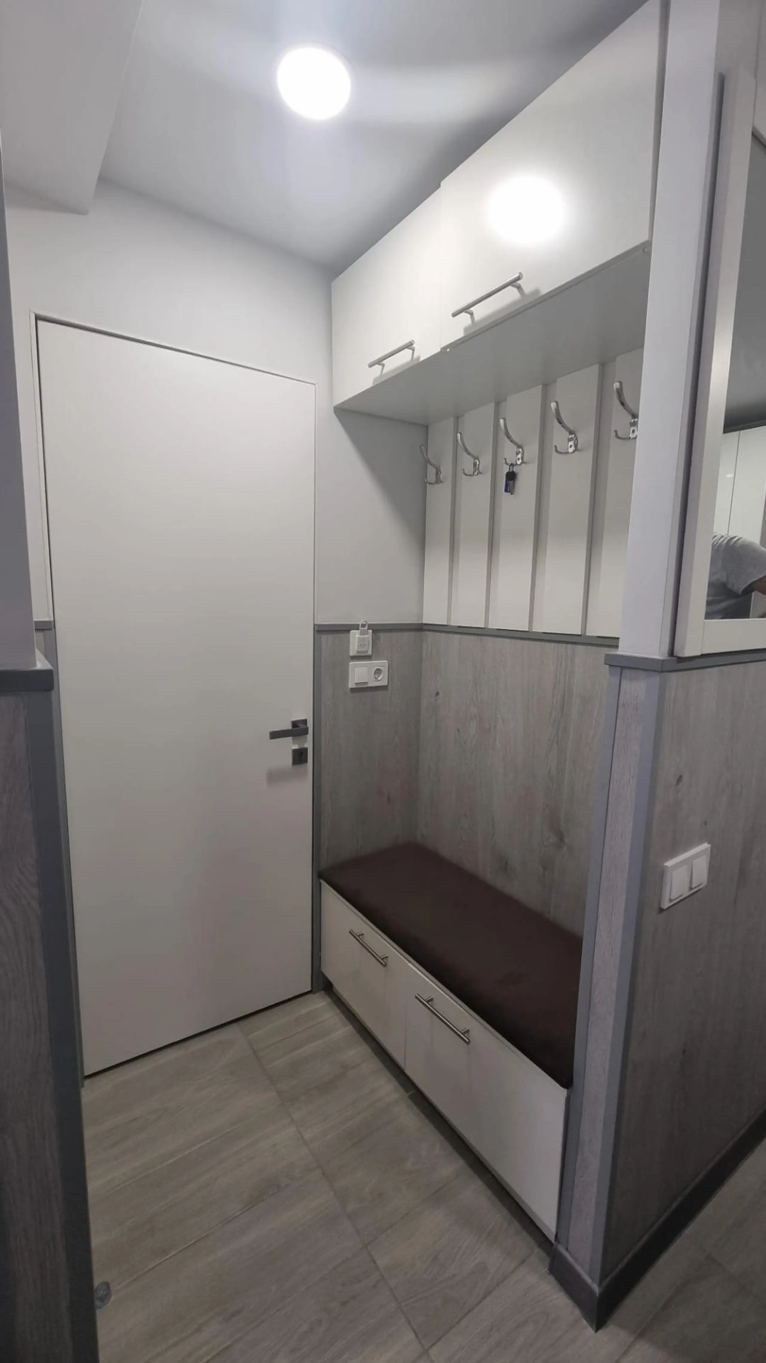 КВАРТИРА ПОСЛЕ РЕМОНТА В 50 МЕТРАХ ОТ ПЛЯЖА. 3 СПАЛЬНИ. 3 ВАННЫЕ КОМНАТЫ. 105 М2. ПОДЕЛЕННАЯ НА ТРИ СТУДИИ
