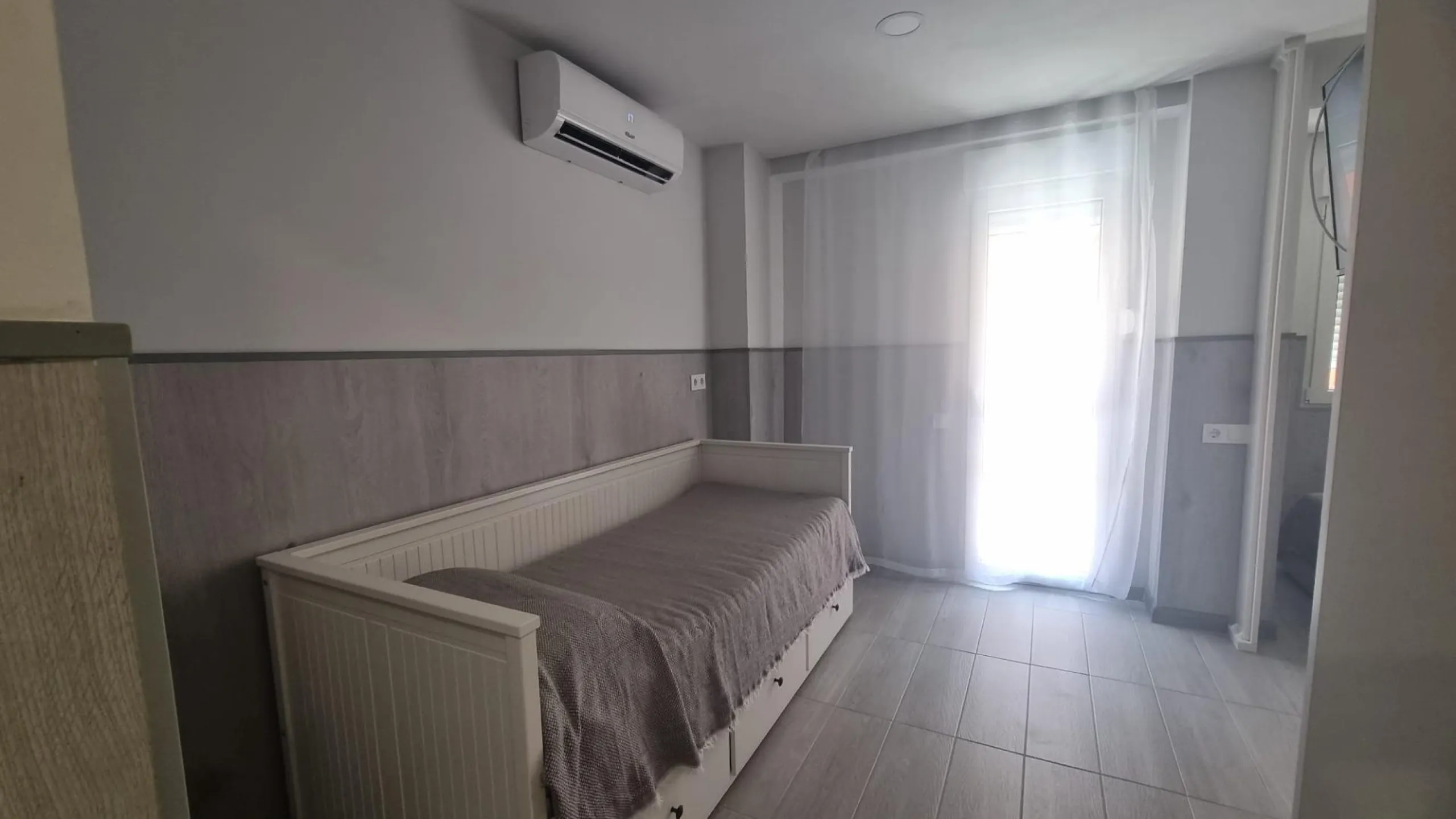 КВАРТИРА ПОСЛЕ РЕМОНТА В 50 МЕТРАХ ОТ ПЛЯЖА. 3 СПАЛЬНИ. 3 ВАННЫЕ КОМНАТЫ. 105 М2. ПОДЕЛЕННАЯ НА ТРИ СТУДИИ