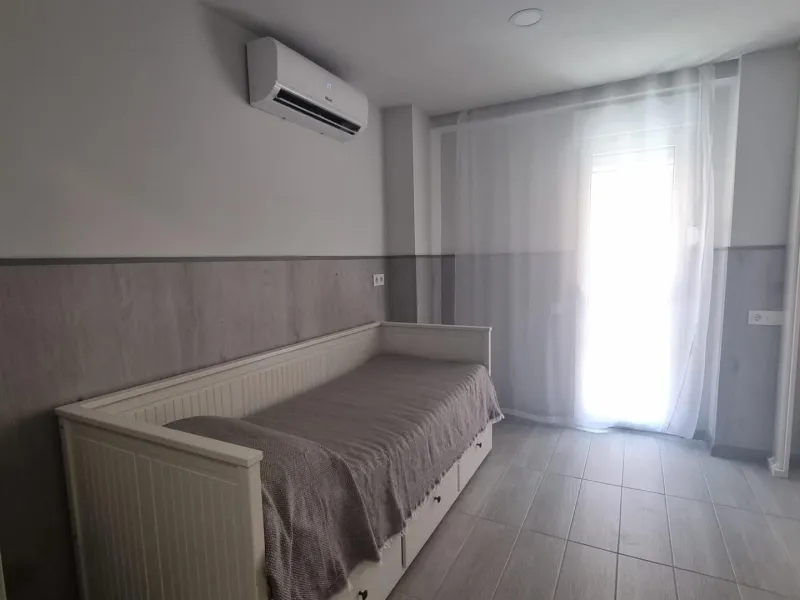 КВАРТИРА ПОСЛЕ РЕМОНТА В 50 МЕТРАХ ОТ ПЛЯЖА. 3 СПАЛЬНИ. 3 ВАННЫЕ КОМНАТЫ. 105 М2. ПОДЕЛЕННАЯ НА ТРИ СТУДИИ