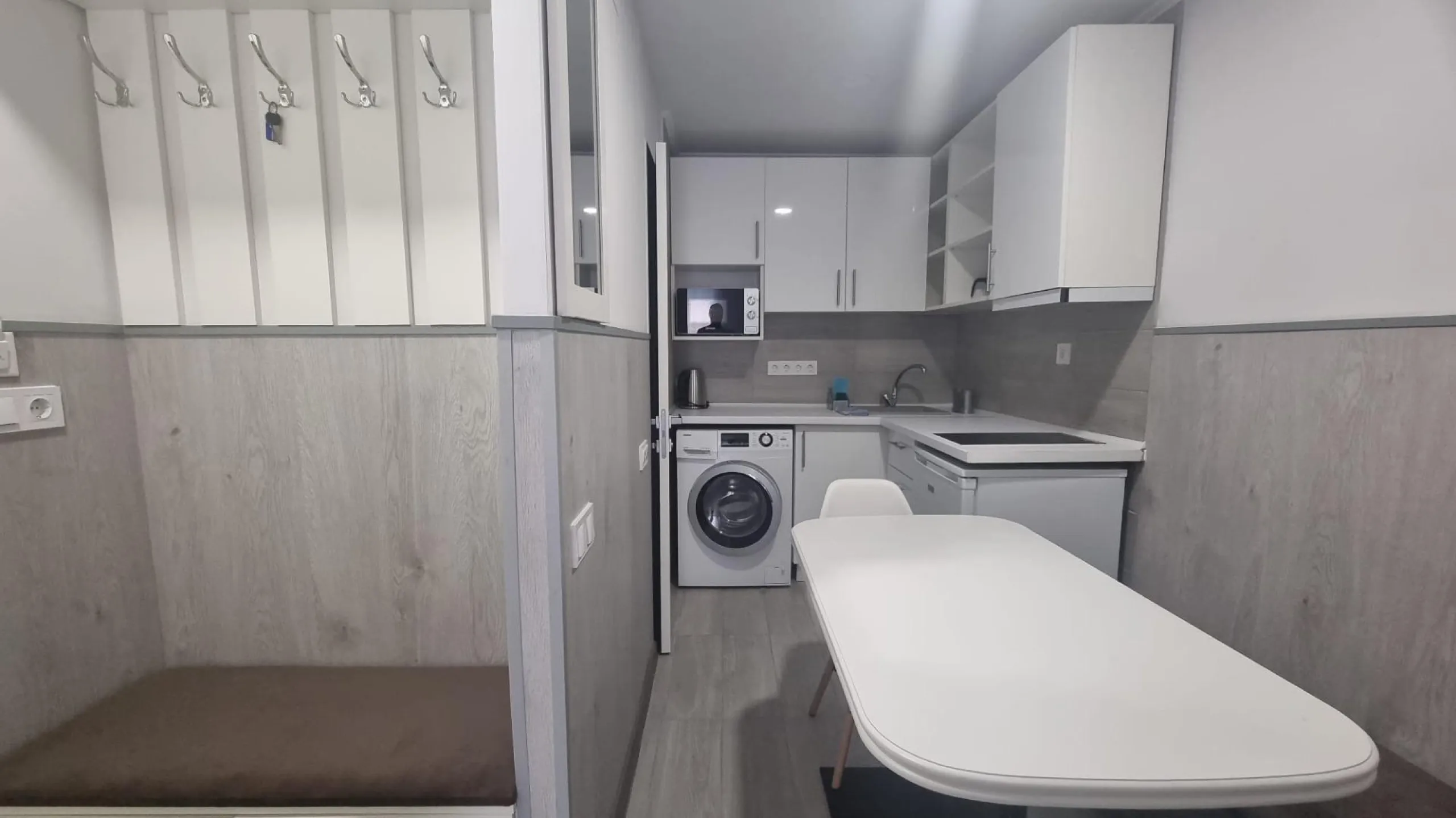 КВАРТИРА ПОСЛЕ РЕМОНТА В 50 МЕТРАХ ОТ ПЛЯЖА. 3 СПАЛЬНИ. 3 ВАННЫЕ КОМНАТЫ. 105 М2. ПОДЕЛЕННАЯ НА ТРИ СТУДИИ