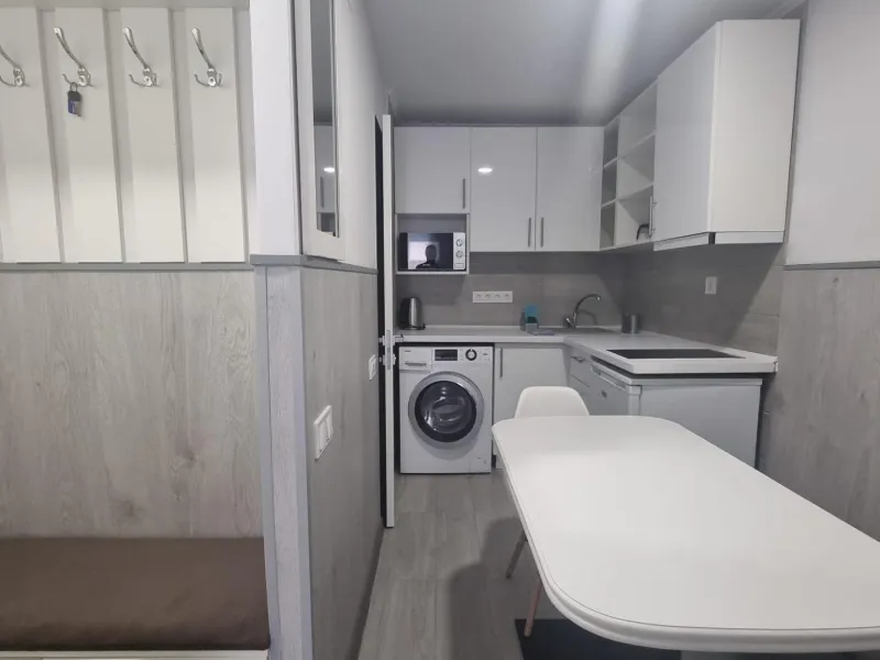 КВАРТИРА ПОСЛЕ РЕМОНТА В 50 МЕТРАХ ОТ ПЛЯЖА. 3 СПАЛЬНИ. 3 ВАННЫЕ КОМНАТЫ. 105 М2. ПОДЕЛЕННАЯ НА ТРИ СТУДИИ