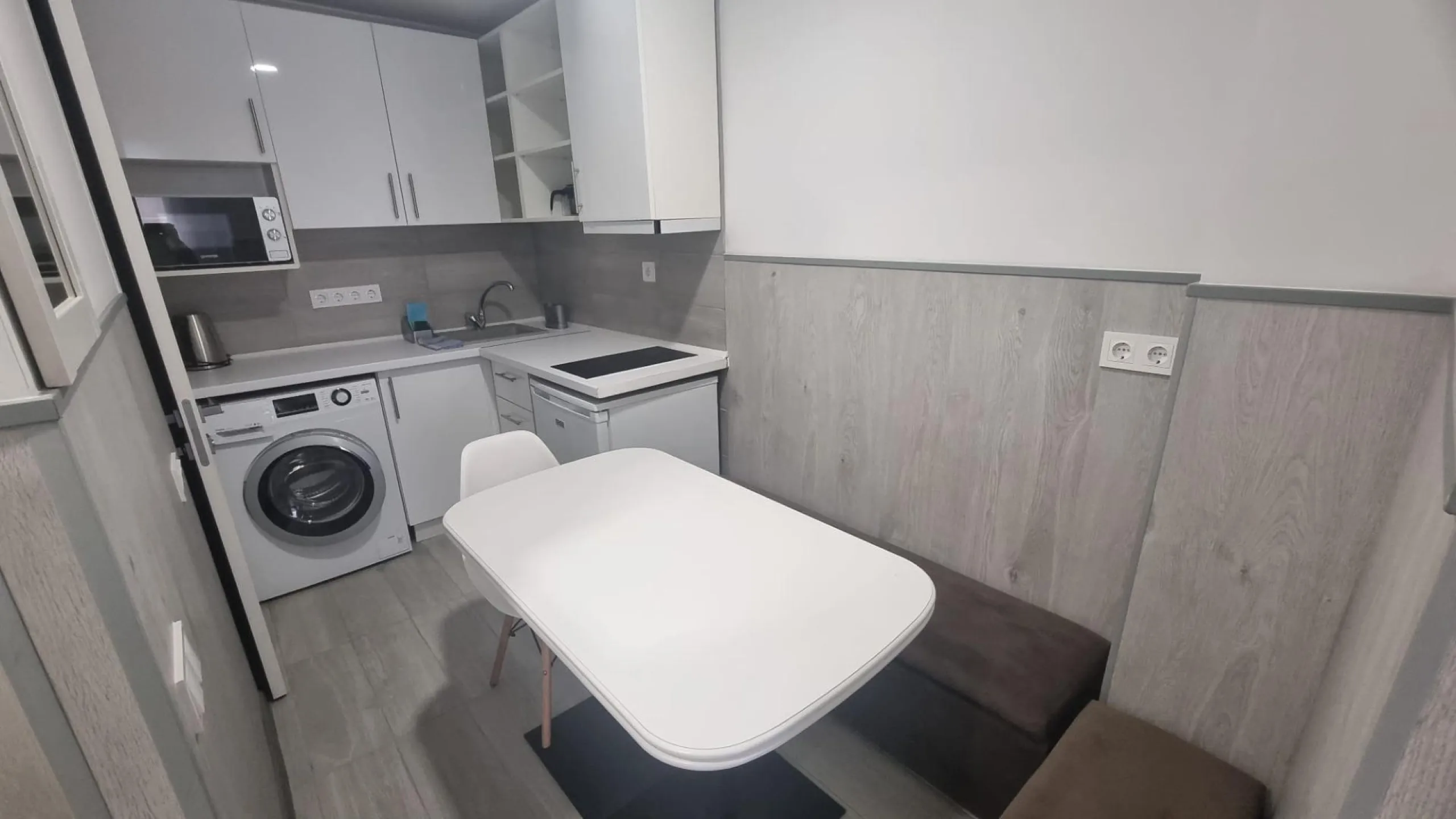 КВАРТИРА ПОСЛЕ РЕМОНТА В 50 МЕТРАХ ОТ ПЛЯЖА. 3 СПАЛЬНИ. 3 ВАННЫЕ КОМНАТЫ. 105 М2. ПОДЕЛЕННАЯ НА ТРИ СТУДИИ
