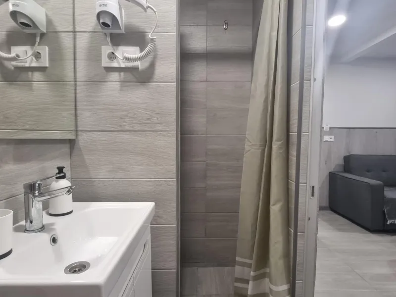 КВАРТИРА ПОСЛЕ РЕМОНТА В 50 МЕТРАХ ОТ ПЛЯЖА. 3 СПАЛЬНИ. 3 ВАННЫЕ КОМНАТЫ. 105 М2. ПОДЕЛЕННАЯ НА ТРИ СТУДИИ