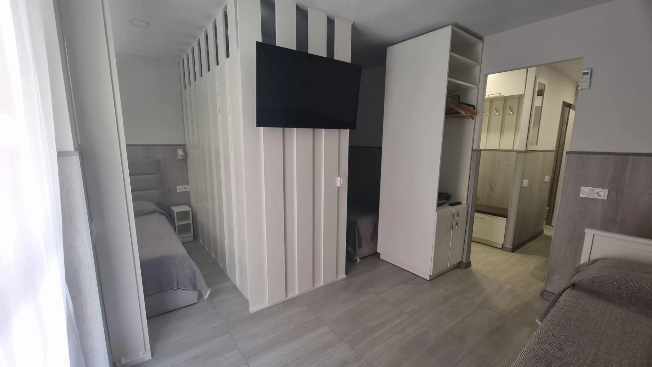 КВАРТИРА ПОСЛЕ РЕМОНТА В 50 МЕТРАХ ОТ ПЛЯЖА. 3 СПАЛЬНИ. 3 ВАННЫЕ КОМНАТЫ. 105 М2. ПОДЕЛЕННАЯ НА ТРИ СТУДИИ