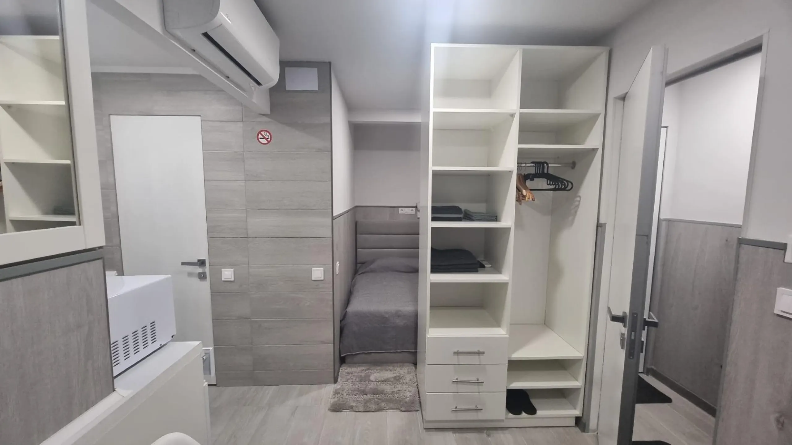 КВАРТИРА ПОСЛЕ РЕМОНТА В 50 МЕТРАХ ОТ ПЛЯЖА. 3 СПАЛЬНИ. 3 ВАННЫЕ КОМНАТЫ. 105 М2. ПОДЕЛЕННАЯ НА ТРИ СТУДИИ