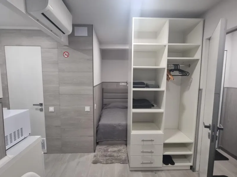 КВАРТИРА ПОСЛЕ РЕМОНТА В 50 МЕТРАХ ОТ ПЛЯЖА. 3 СПАЛЬНИ. 3 ВАННЫЕ КОМНАТЫ. 105 М2. ПОДЕЛЕННАЯ НА ТРИ СТУДИИ