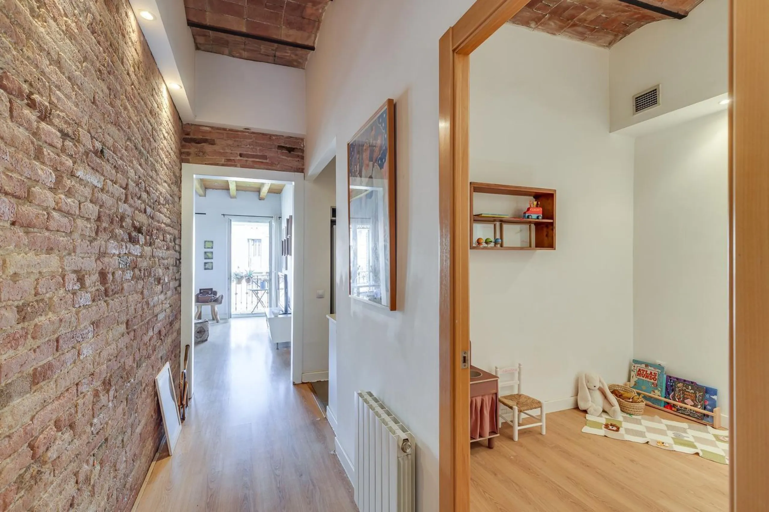 Charming Penthouse with Terrace in Eixample – Barcelona