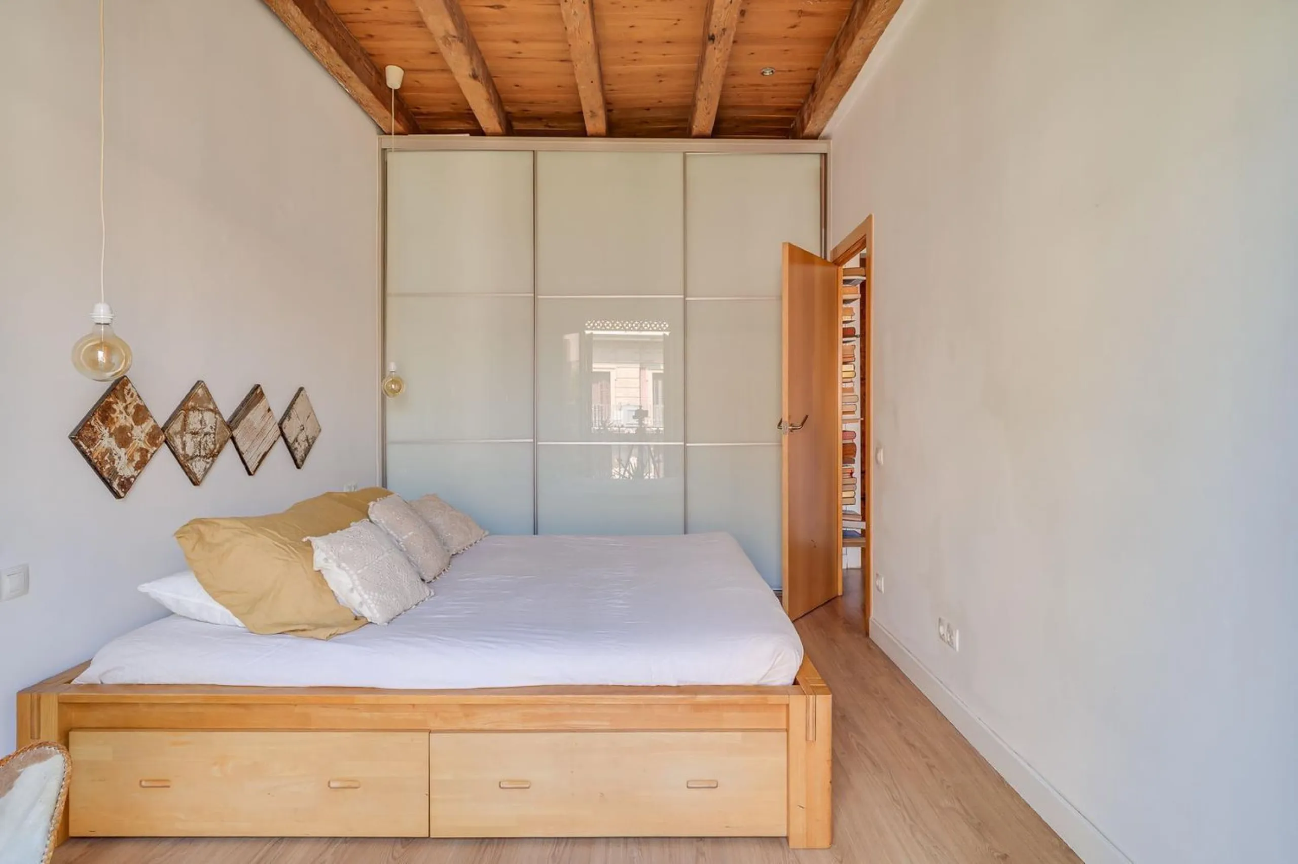 Charming Penthouse with Terrace in Eixample – Barcelona