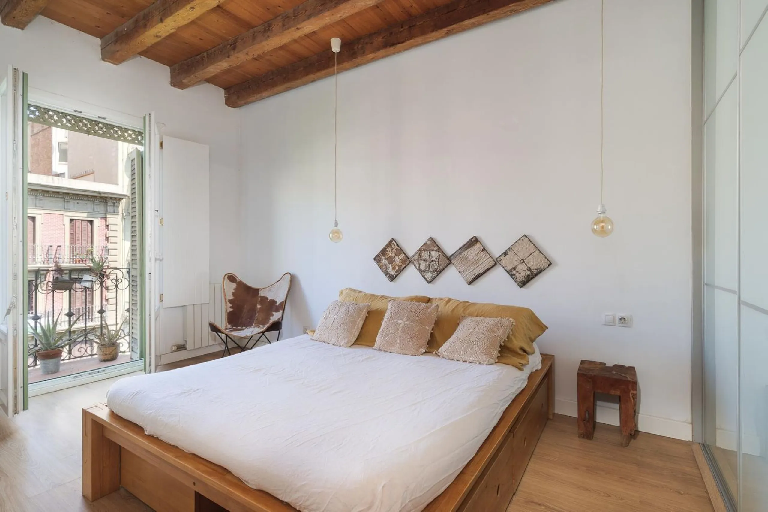Charming Penthouse with Terrace in Eixample – Barcelona