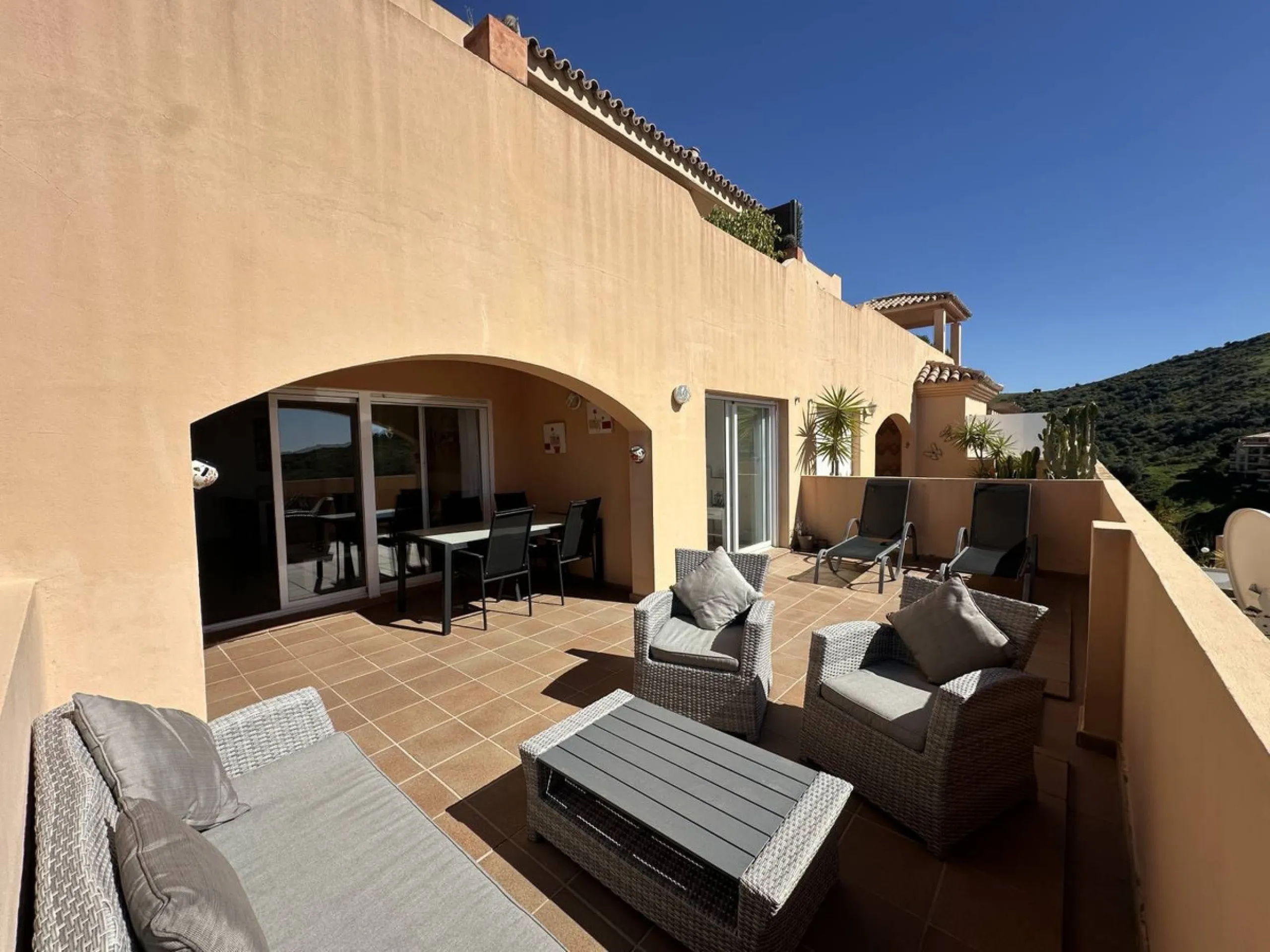 Atemberaubende 2-Zimmer-Wohnung mit Meerblick, privatem Tiefgaragenstellplatz und Abstellraum – Bellavista Hills 2, Calahonda – 349.000 €