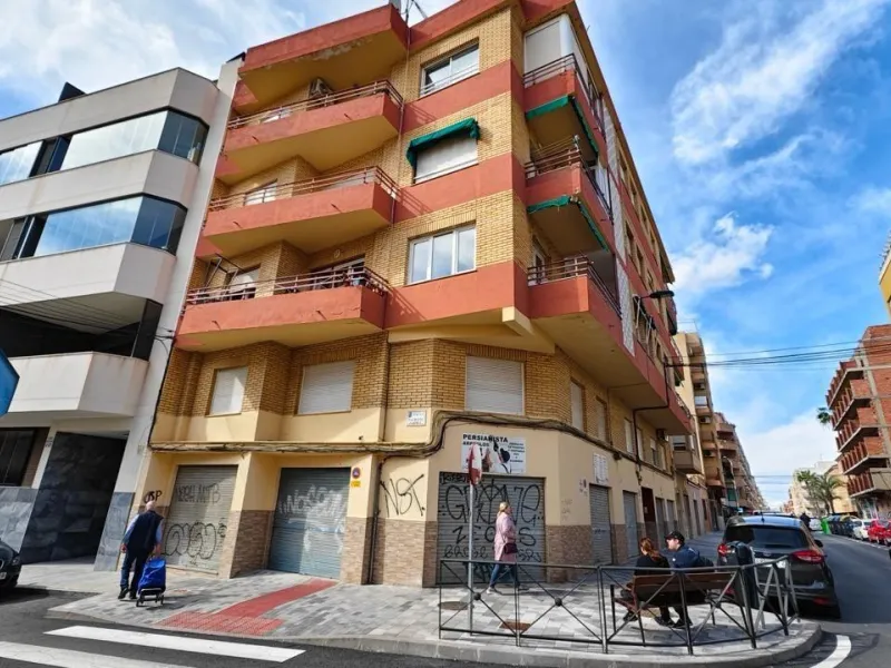APARTAMENTO A 300 METROS DE PLAYA CON 3 DORM. 2 BAÑOS CON SUPERFICIE DE 108 M2.