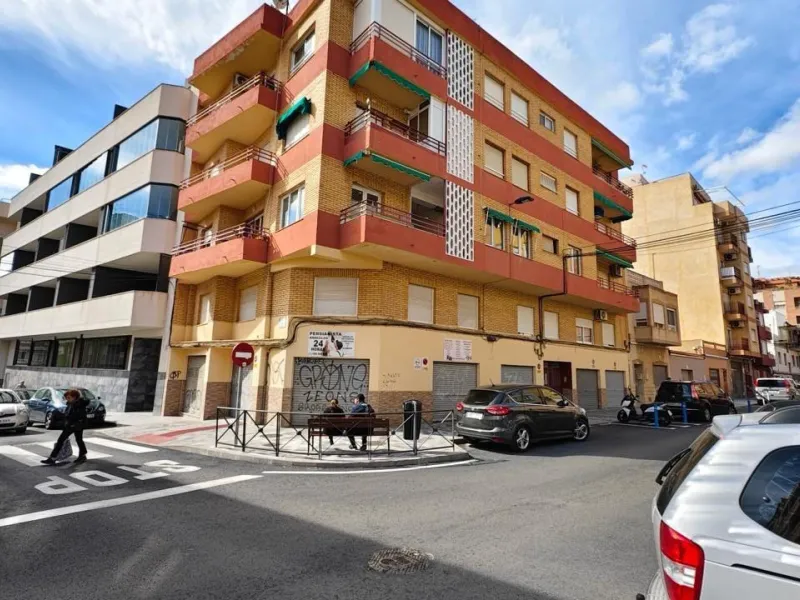 APARTAMENTO A 300 METROS DE PLAYA CON 3 DORM. 2 BAÑOS CON SUPERFICIE DE 108 M2.