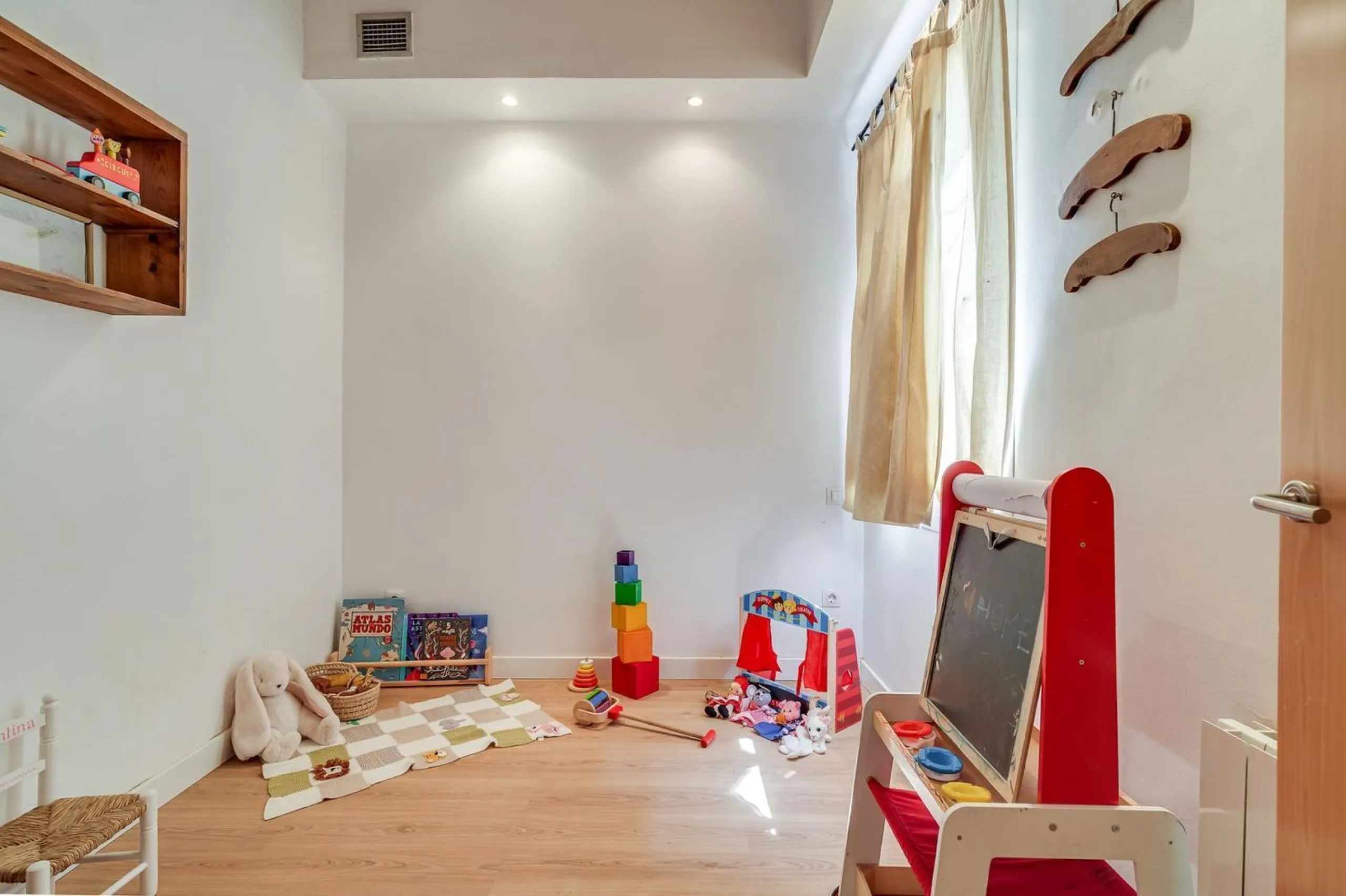 Charming Penthouse with Terrace in Eixample – Barcelona