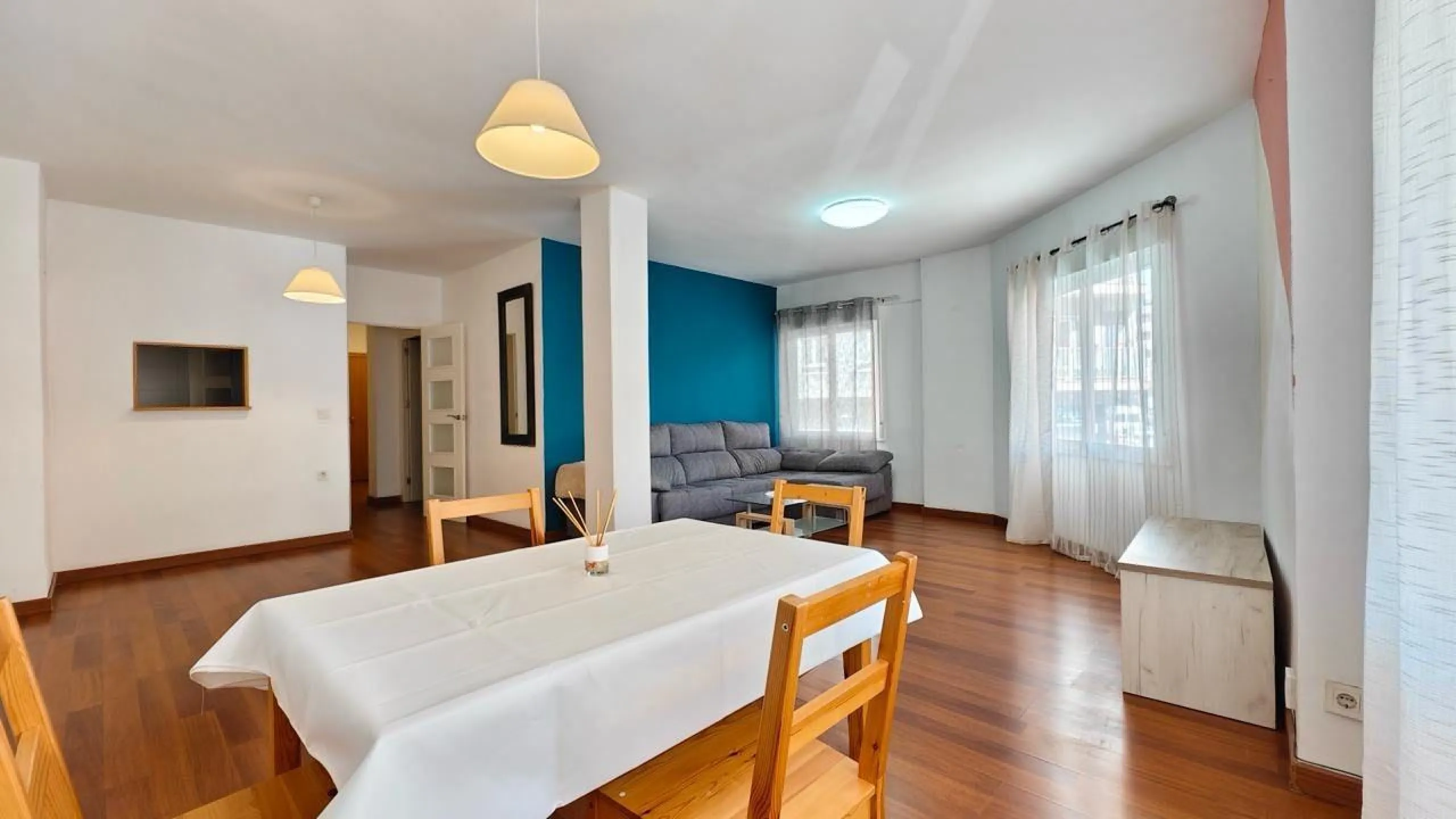 APARTAMENTO A 300 METROS DE PLAYA CON 3 DORM. 2 BAÑOS CON SUPERFICIE DE 108 M2.