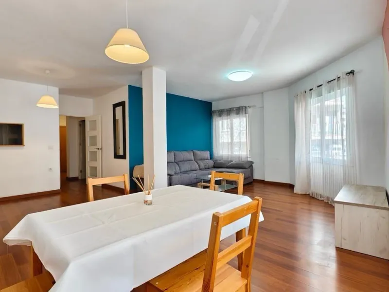 APARTAMENTO A 300 METROS DE PLAYA CON 3 DORM. 2 BAÑOS CON SUPERFICIE DE 108 M2.