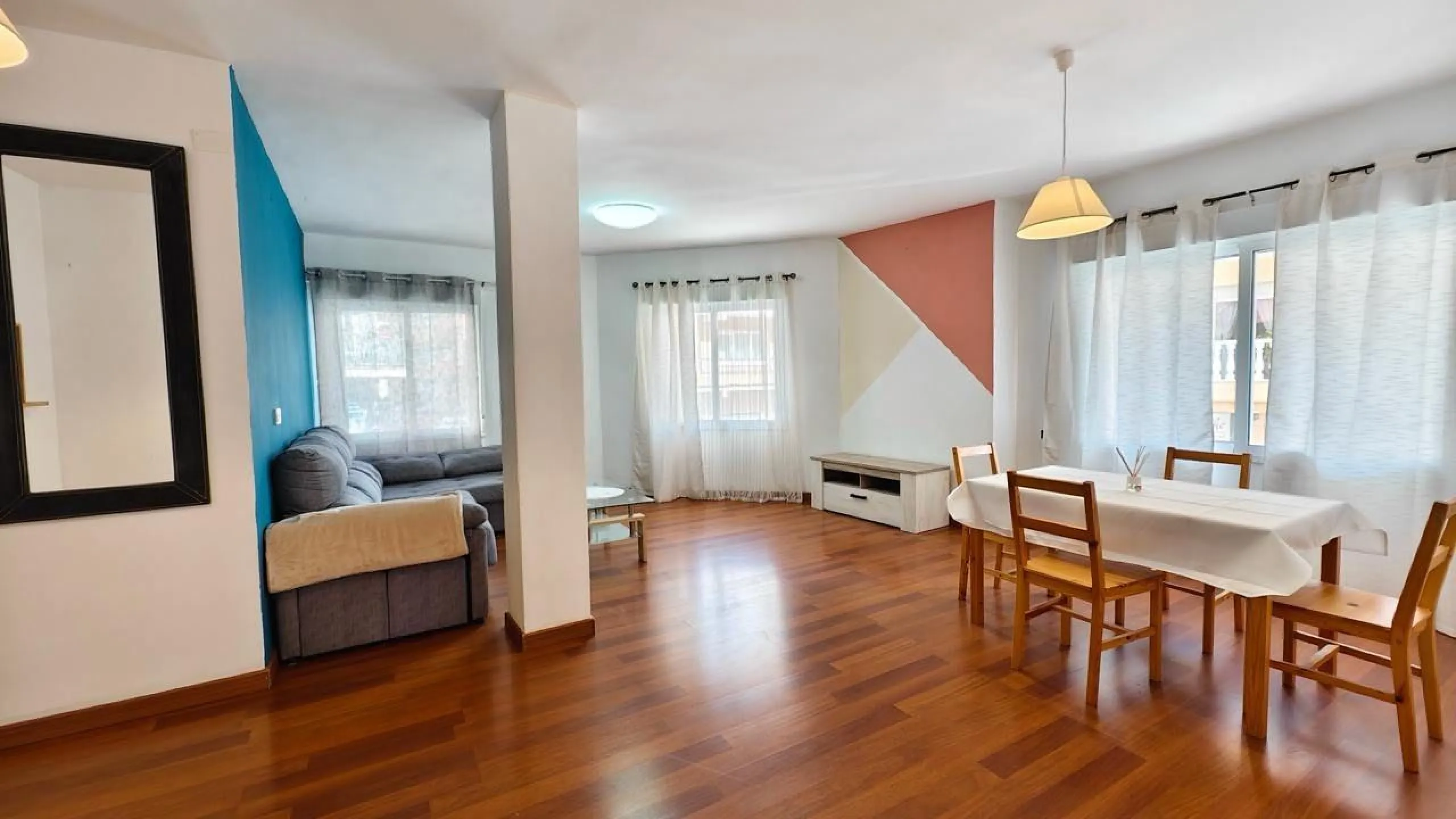 APARTAMENTO A 300 METROS DE PLAYA CON 3 DORM. 2 BAÑOS CON SUPERFICIE DE 108 M2.