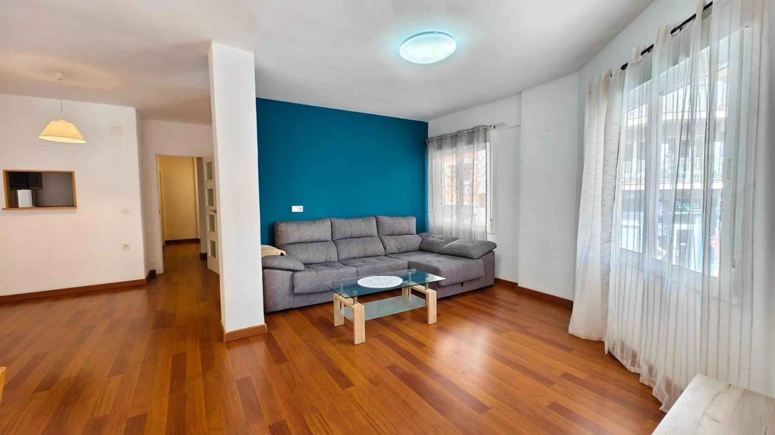 APARTAMENTO A 300 METROS DE PLAYA CON 3 DORM. 2 BAÑOS CON SUPERFICIE DE 108 M2.