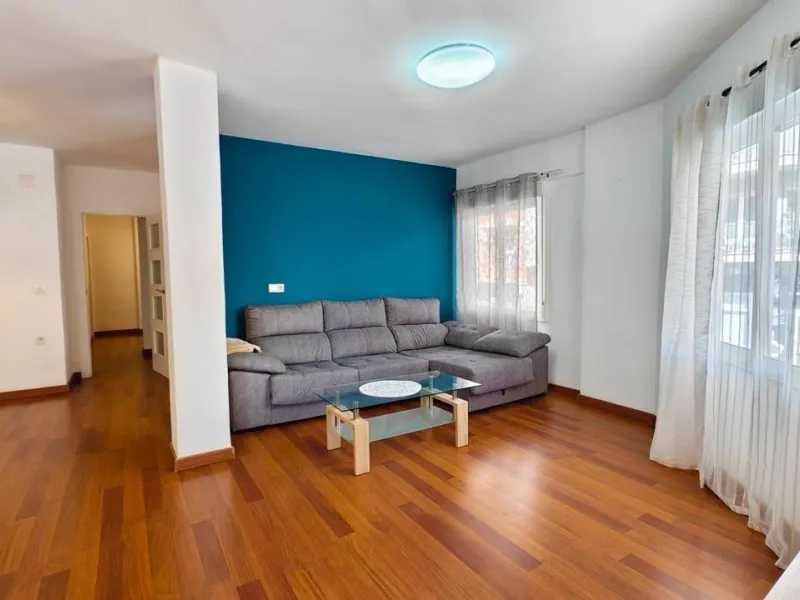 APARTAMENTO A 300 METROS DE PLAYA CON 3 DORM. 2 BAÑOS CON SUPERFICIE DE 108 M2.