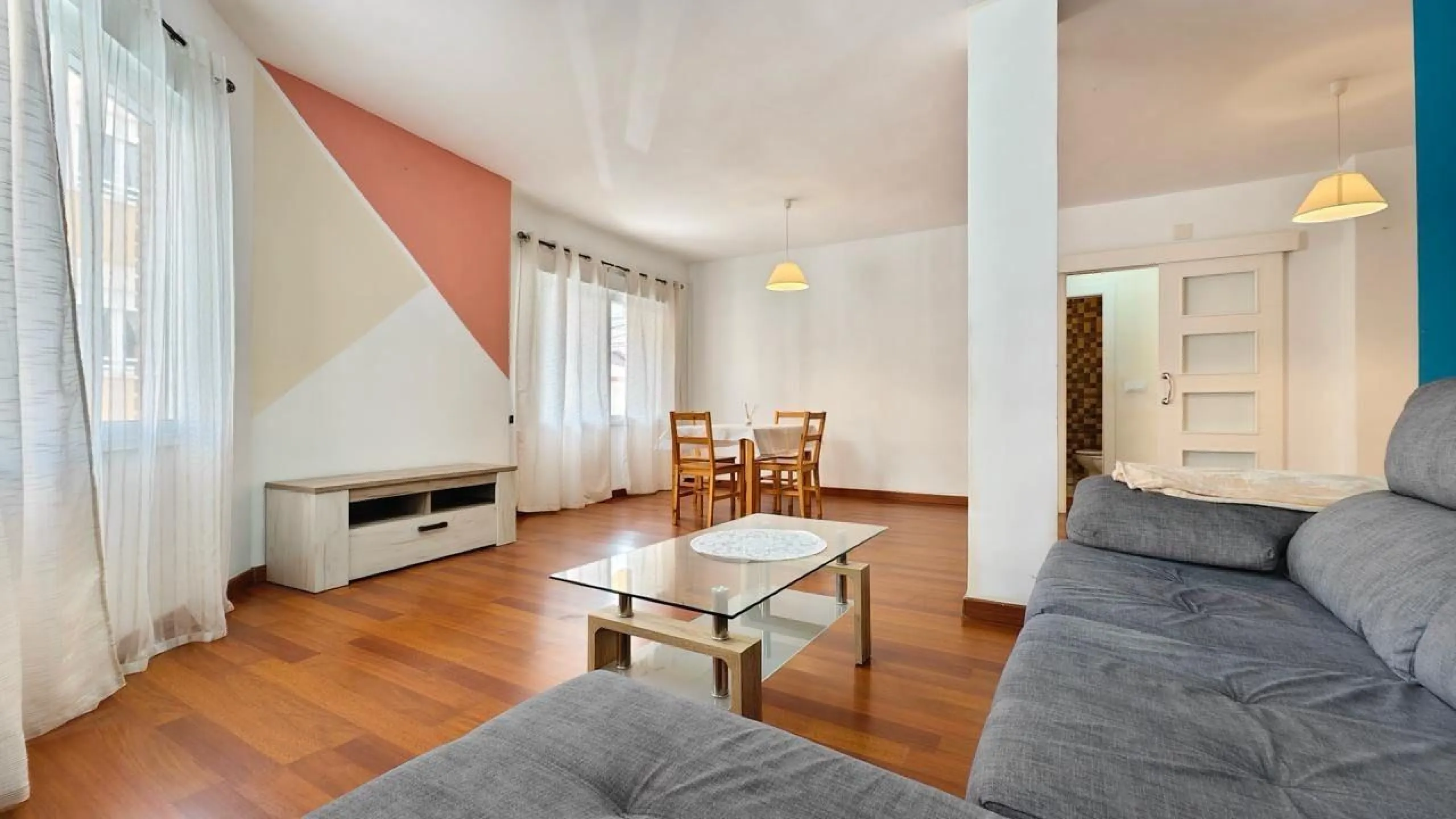 APARTAMENTO A 300 METROS DE PLAYA CON 3 DORM. 2 BAÑOS CON SUPERFICIE DE 108 M2.
