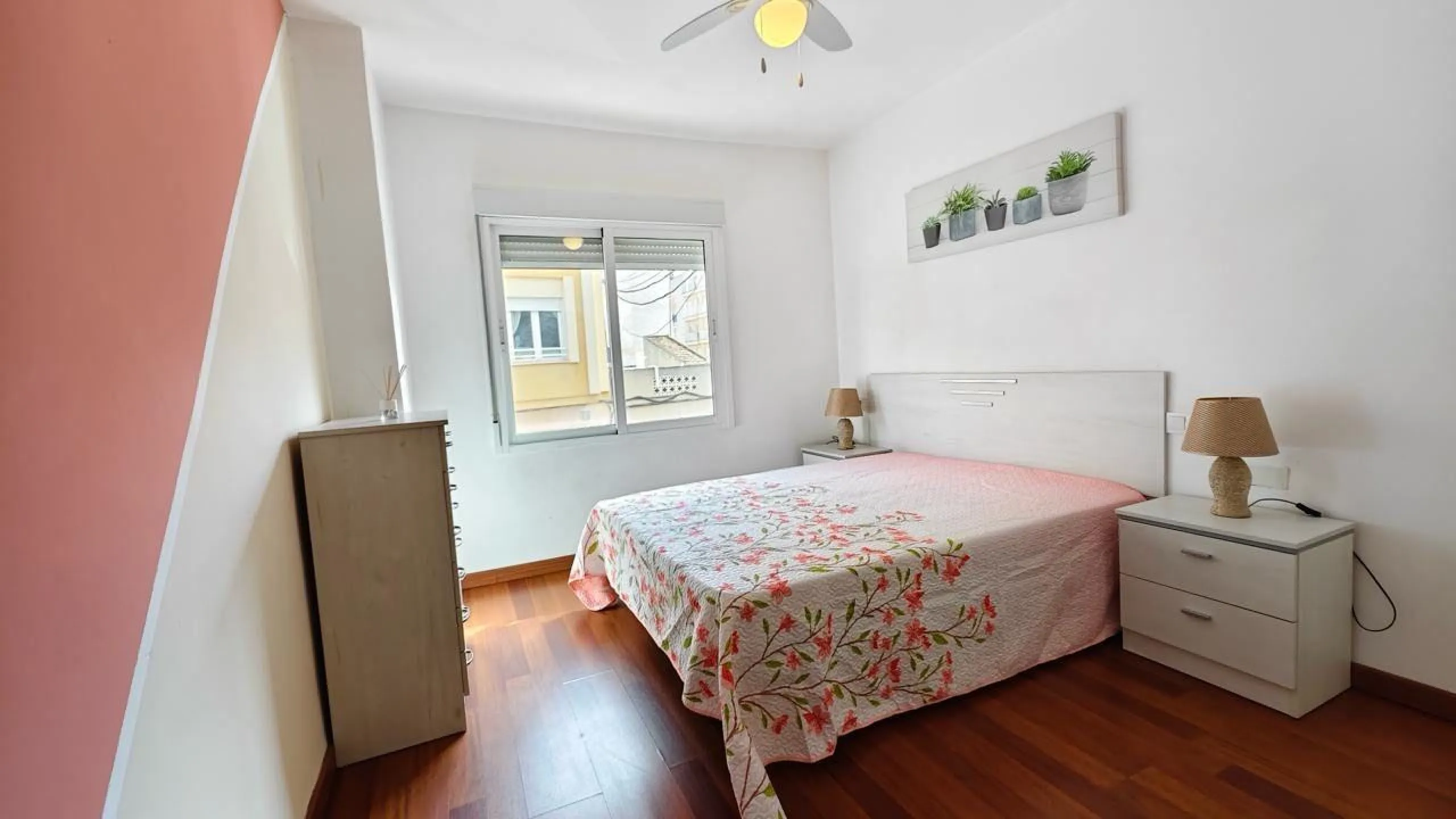 APARTAMENTO A 300 METROS DE PLAYA CON 3 DORM. 2 BAÑOS CON SUPERFICIE DE 108 M2.