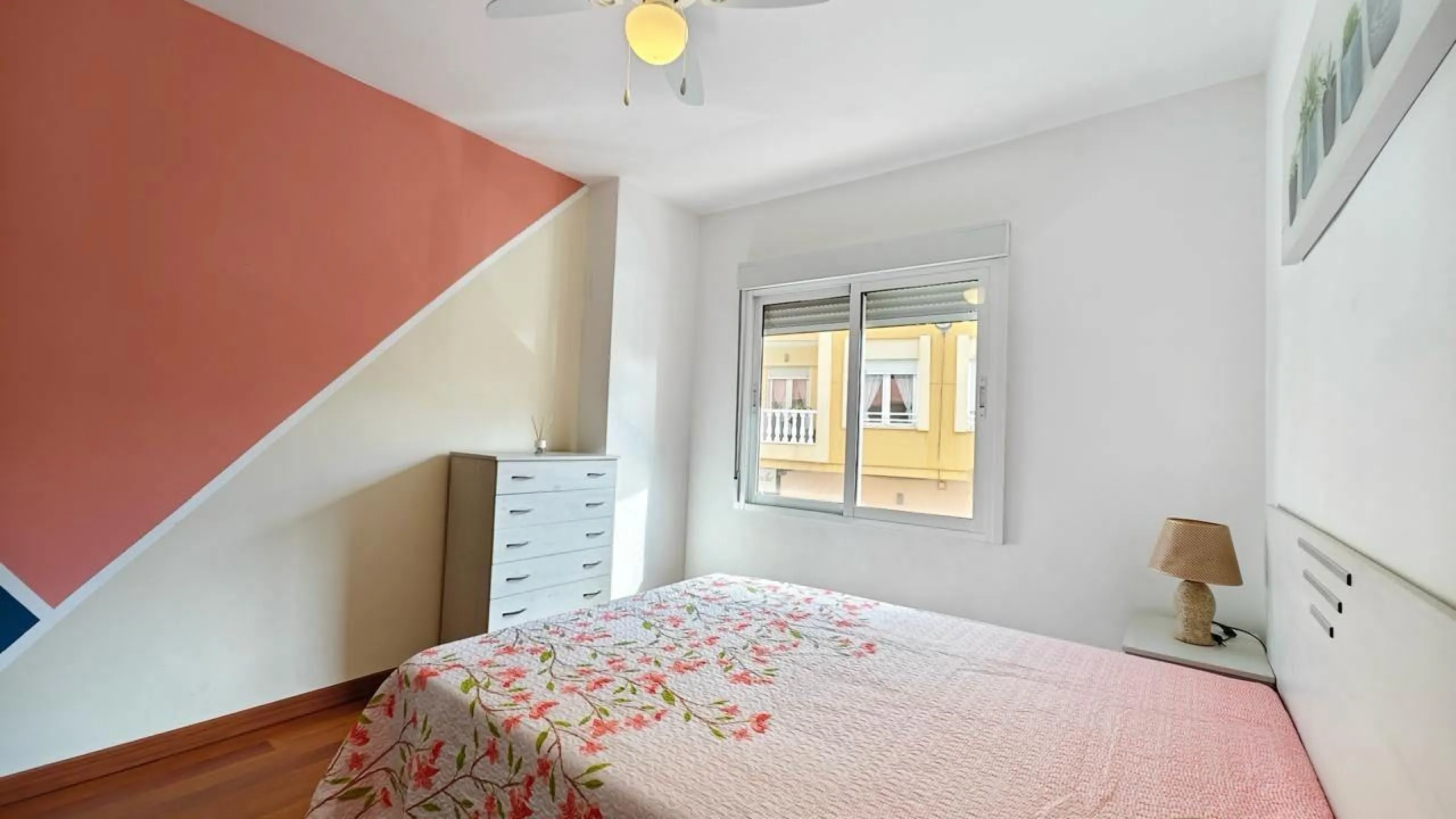 APARTAMENTO A 300 METROS DE PLAYA CON 3 DORM. 2 BAÑOS CON SUPERFICIE DE 108 M2.