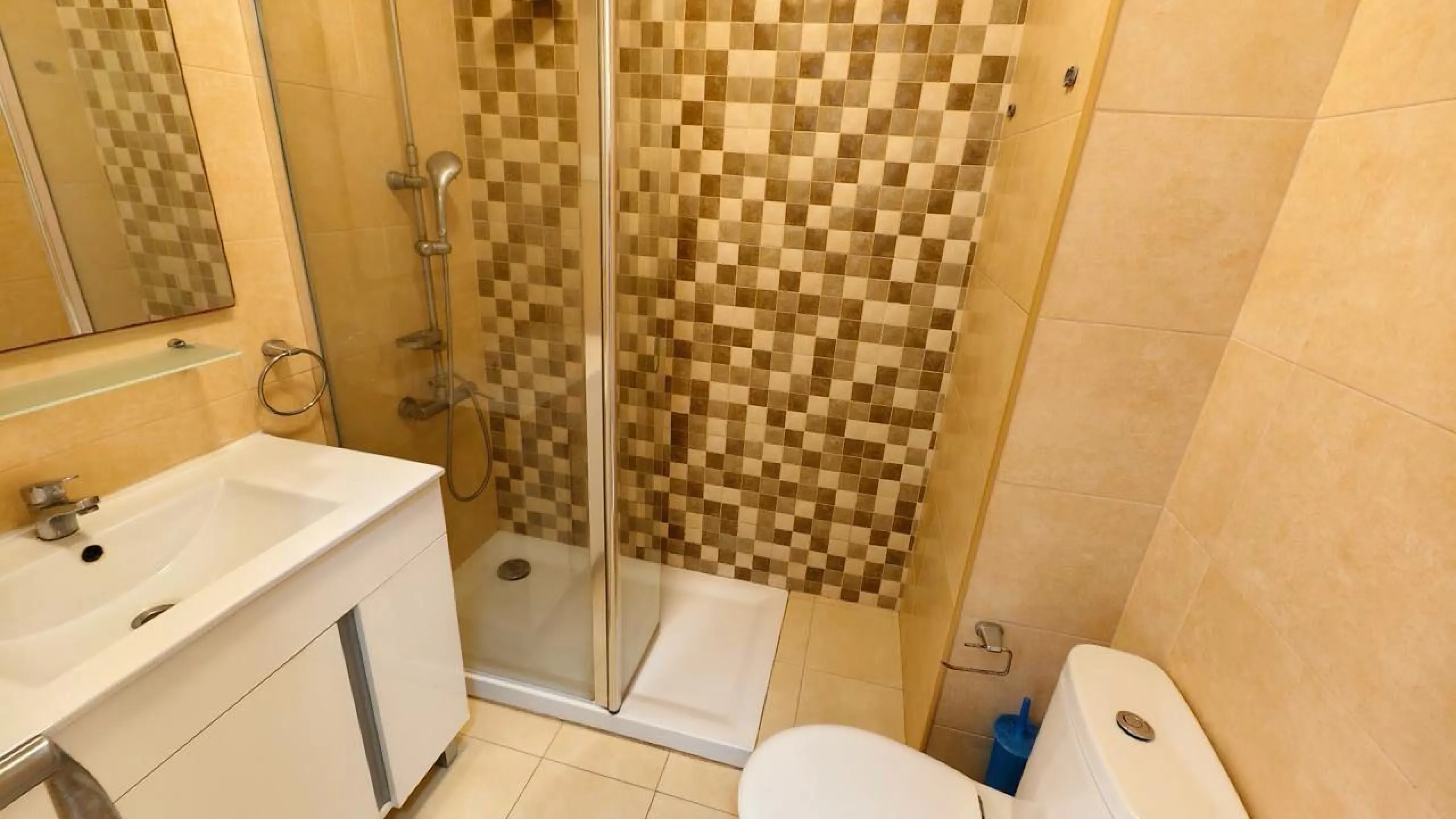 APARTAMENTO A 300 METROS DE PLAYA CON 3 DORM. 2 BAÑOS CON SUPERFICIE DE 108 M2.