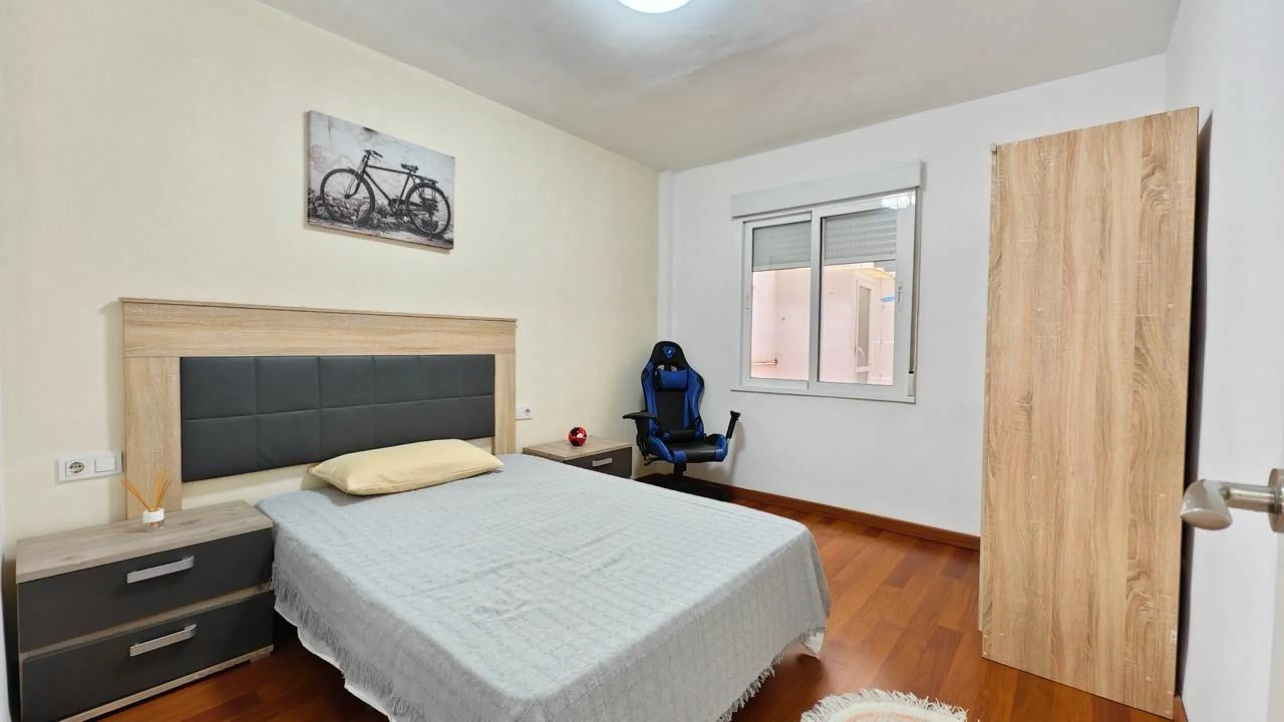 APARTAMENTO A 300 METROS DE PLAYA CON 3 DORM. 2 BAÑOS CON SUPERFICIE DE 108 M2.